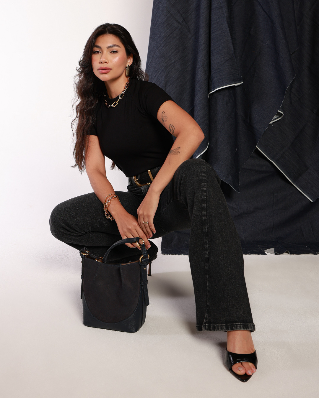 PODER EM LINHA RETA
Sem excesso, sem distração. Preto que define, denim que estrutura, proporção que alonga. Um look que sustenta postura, que transforma o simples em impactante.
#AmmoJeans