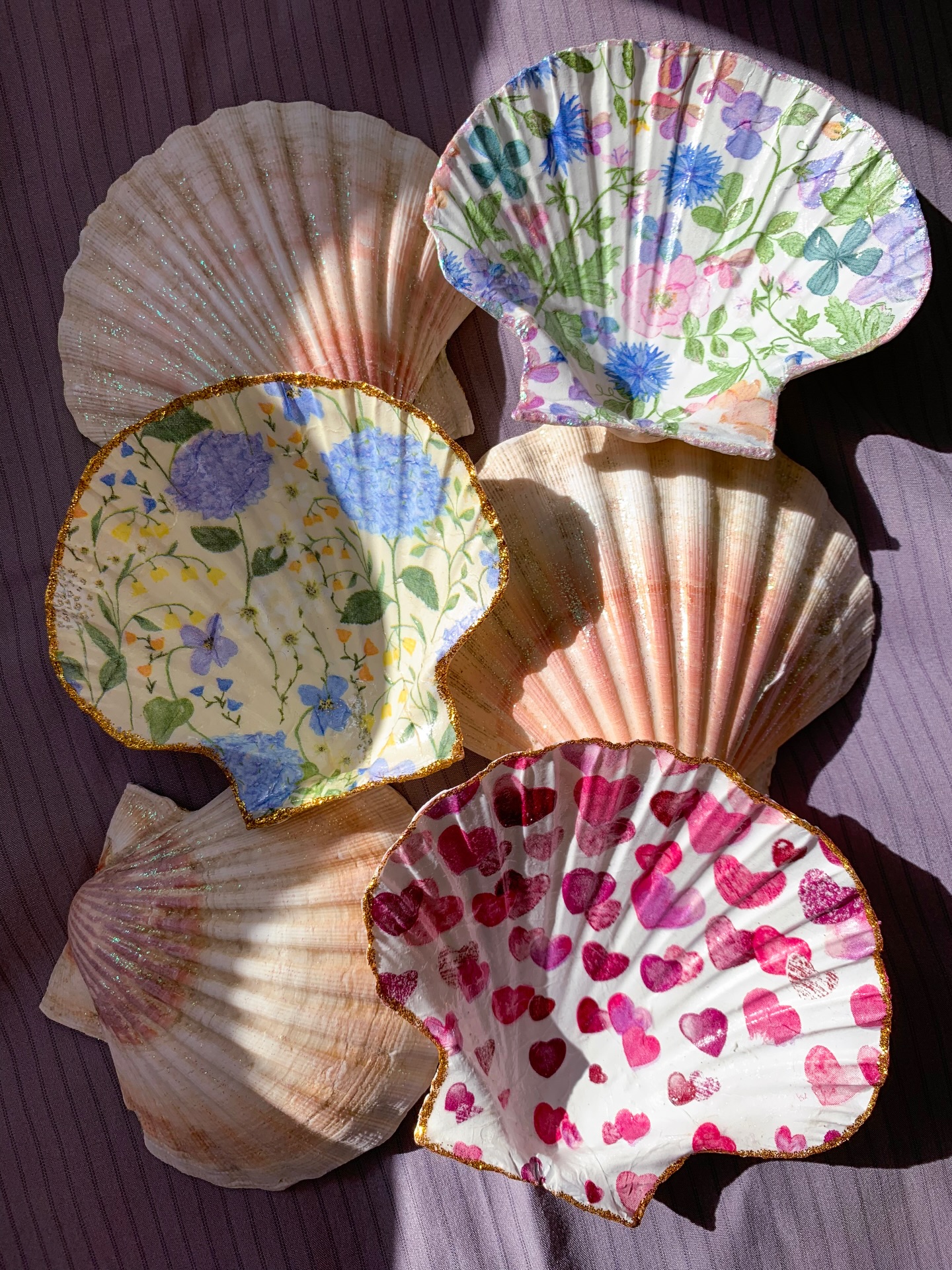 On ne sait pas vous, mais ce soleil nous donne déjà des envies de plage et d’été.
Pour apporter une touche marine et délicieusement salée à votre intérieur toute l’année, on vous présente aujourd’hui les créations upcyclées de @kokibijoo 🐚
Coquilles St-Jacques récupérées auprès de restaurateurs, la créatrice se charge, après un nettoyage minutieux, de leur offrir une nouvelle vie grâce à l’application d’imprimés tous plus craquants les uns que les autres.
A utiliser comme porte-bijoux, vide-poche ou objet déco! Venez découvrir tous les modèles dispo à la boutique 💕
Coquille St-Jacques 22.-