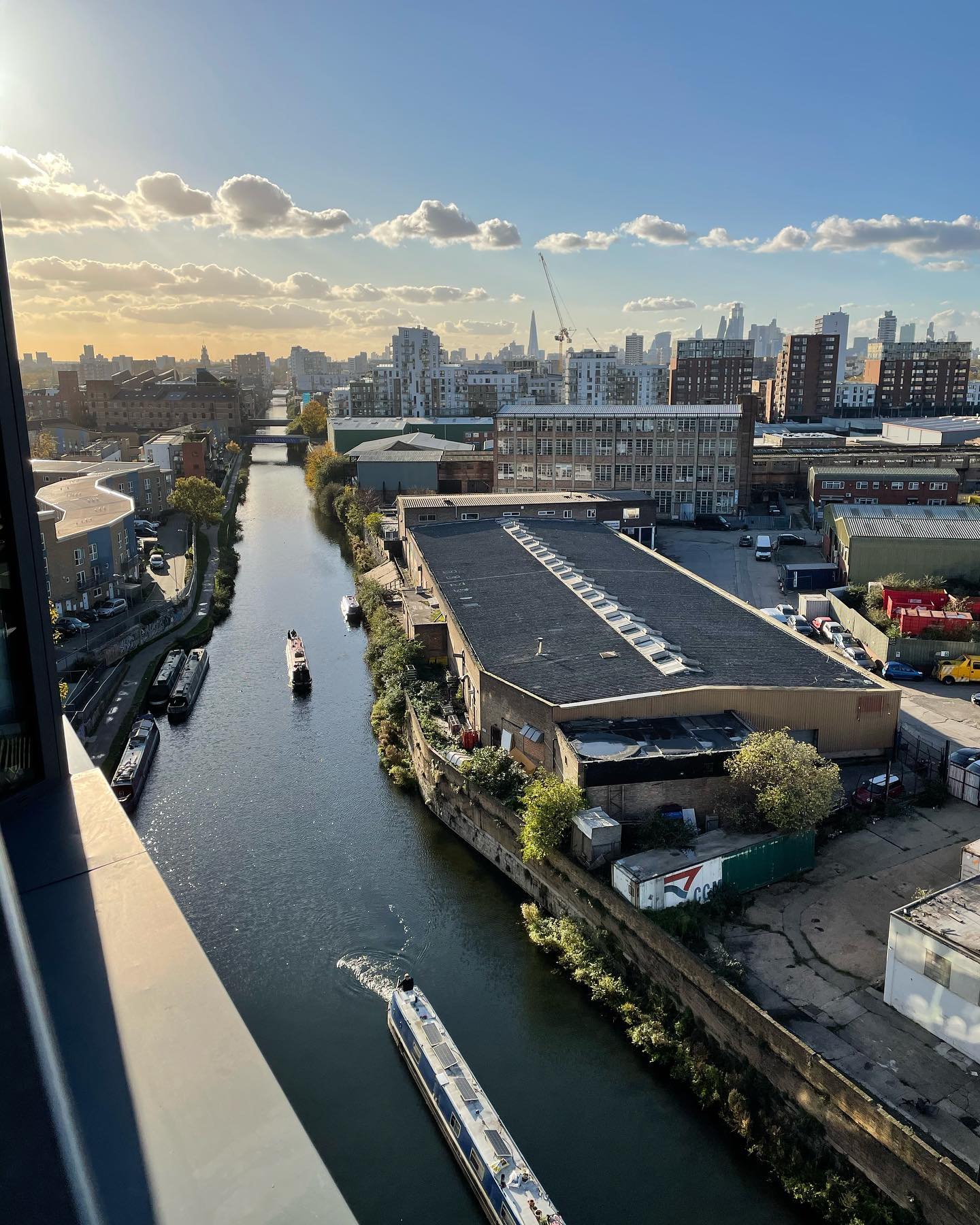 Meeting landlord in our new East London rental property with this beautiful view 🏬
#lettley #lettingslondon #eastlondonestates