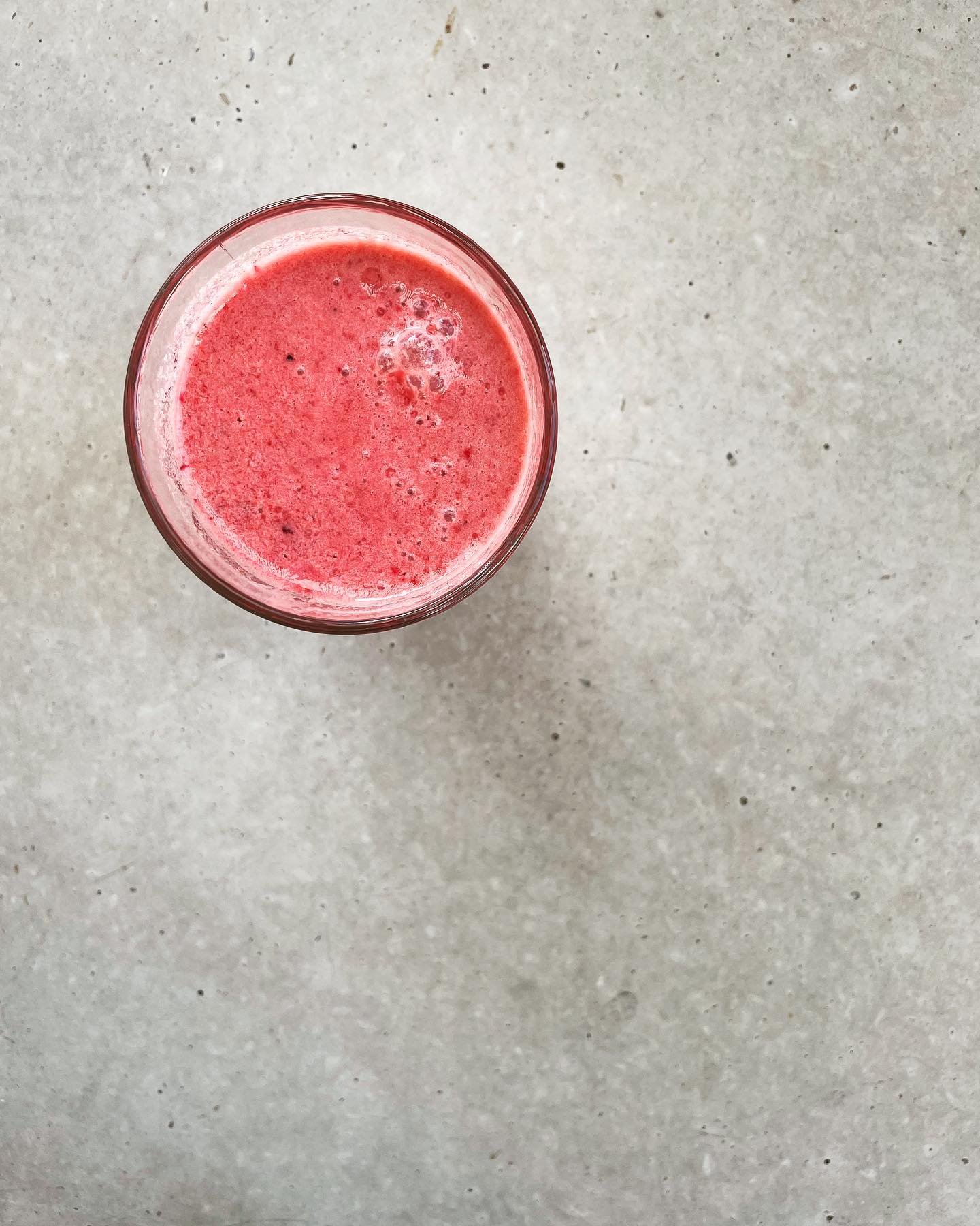 Mein berry 🍓🍒 Liebling!
Ich bin kein Fan von endlosen Rezept- und Zutatenlisten. Vorallem in stressigen Zeiten ist weniger oft mehr! 😉
Stress braucht Einfachheit, nährende Mahlzeiten und Zeit um in Ruhe zu essen und geniessen. Gesundheit darf und kann so „einfach“ sein ✨
simpler Genuss-Shake:
- handvoll Beeren
- Hafermilch
- Proteinpulver
- bei Bedarf wenig Ahornsirup, wobei die Beeren an sich genug Süsse mitbringen…
ab in den Mixxer & yumm 😋
TIPP: vor allem Blaubeeren sind sehr entzündungshemmend. Falls du mit akuten oder chronischen Entzündungen kämpfst, eine handvoll am Tag genügt 🫐
Wünschst du dir mehr „einfache“ Beispiele aus meinem Alltag? Dann hinterlass mir gerne ein 🤍
#ernährungsberatung #zürich #gesund #gesundeernährung #simple #einfach #genuss #berry #stressless #soulfood #gowiththeflow #selfcare