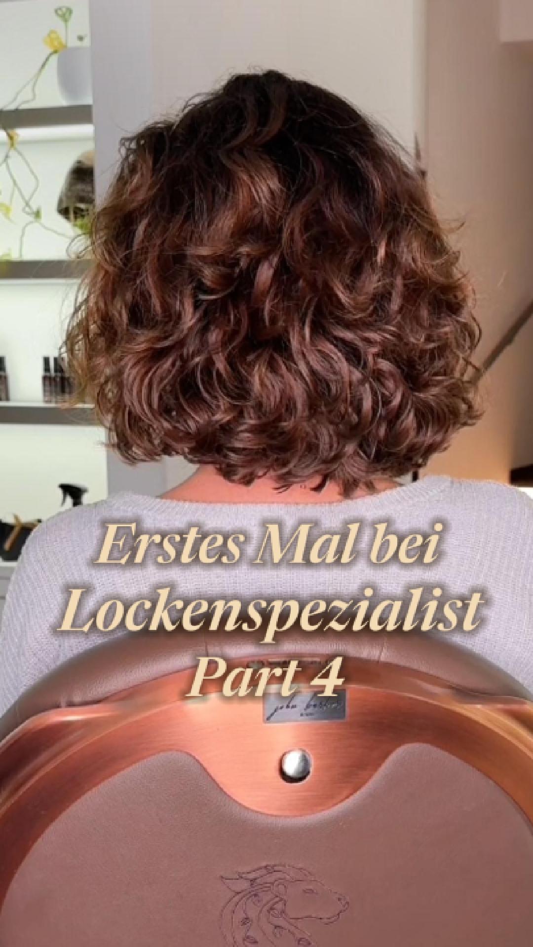 Part 4 | Wellen-Transformation
Von Chemie auf Natur 🌱
Unsere Kundin kam mit chemisch gefärbten Haaren zu uns und zusätzlich wurde einen Tag davor noch mit einem Lockenstab hantiert, weil die Wellen nicht schön genug waren und keine Sprungkraft mehr hatten. 🥹
Genau hier setzen wir an.
Unsere Produkte und ein auf die Strukturen angepasster Schnitt, helfen den Naturwellen dabei, dass sie nach und nach wieder ihre volle Sprungkraft entfalten können. 😍
Natürlich dauert es eine Zeit, bis die Haare sich von der Chemie und Hitze wieder komplett erholen, aber die neu gewonnene Routine wird in Zukunft keinen Lockenstab mehr brauchen. 🥰
Terminanfragen unter lockenelite.at ✨
#naturfriseur #lockenelite #lockenfriseur #vegan #locken #wien #hairstyling