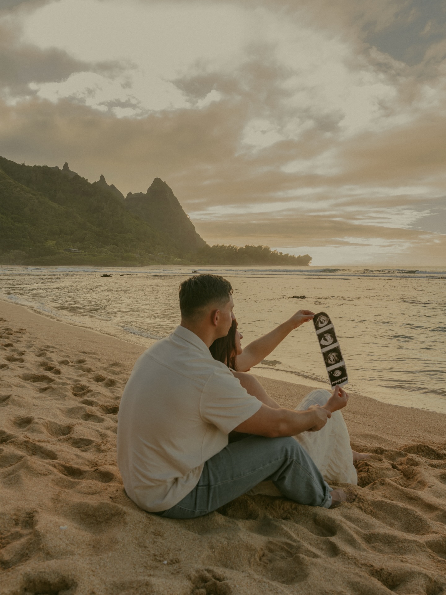 You are asking me very often if I take maternity pictures. Yes, I do ☺️
.
.
@shaleece19
.
.
🏷️ Hawaii photographer, destination photographer, maternity announcement, baby moon, couple, couple photographer, storyteller, film photography, engagement, elopement photographer, kauai photographer, European photographer, destination photographer