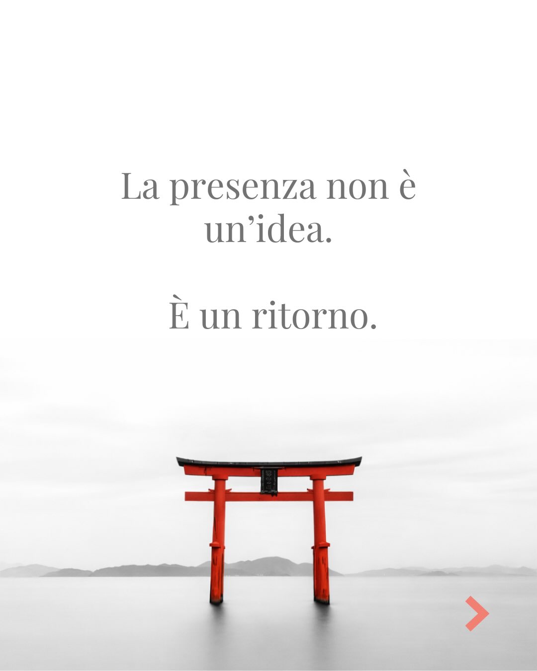 Ci sono momenti in cui ti accorgi che stai vivendo in apnea, anche se fuori tutto funziona. Ti muovi, fai, rispondi, tieni insieme le cose, e intanto qualcosa dentro aspetta di essere raggiunto.
Poi succede un istante quasi impercettibile. Il respiro si allarga, il petto si distende, lo sguardo smette di correre avanti. Senti il peso scendere dalle spalle e ti rendi conto che puoi restare, semplicemente restare, senza dover dimostrare niente.
In quel restare c’è una tenerezza che sorprende. Ti senti più interə, più vicinə a ciò che sei, come se stessi tornando in una stanza che conosci da sempre ma che avevi smesso di abitare.
La presenza forse assomiglia a questo: un ritorno che scalda, che apre, che rende la vita attraversabile invece che da sopportare.
Quando è stata l’ultima volta in cui ti sei sentitə davvero a casa nel tuo corpo?