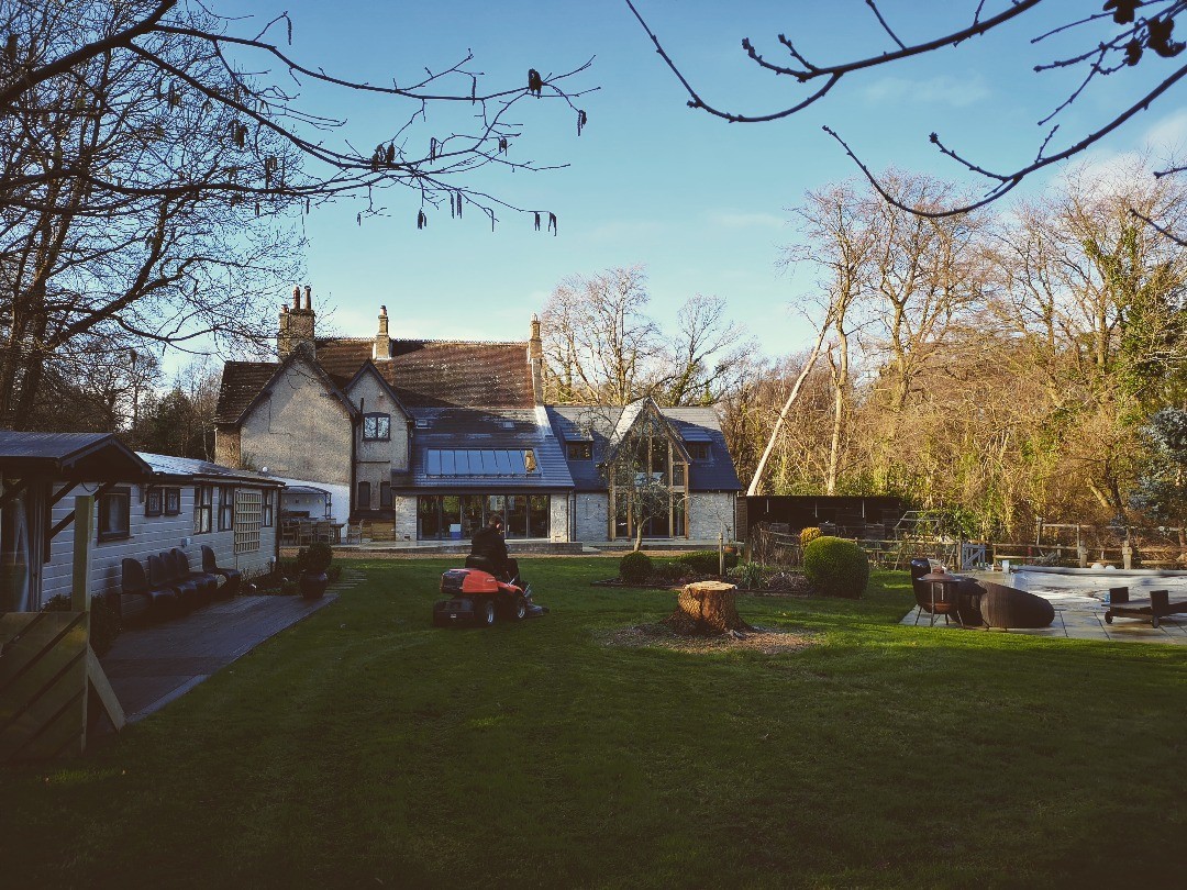 We've been cutting the grass with a ride on lawn mower at another clients garden. This warm winter means the grass just won't stop growing.
. . . . . . . . . . . . . .
#bloomsford #gardener #gardening #grass #grasscutting #largegarden #lovemyjob #bighouse #garden #gardenlife #rideon #lawnmower #lawncare #outdoors #outdoorsman #gardens