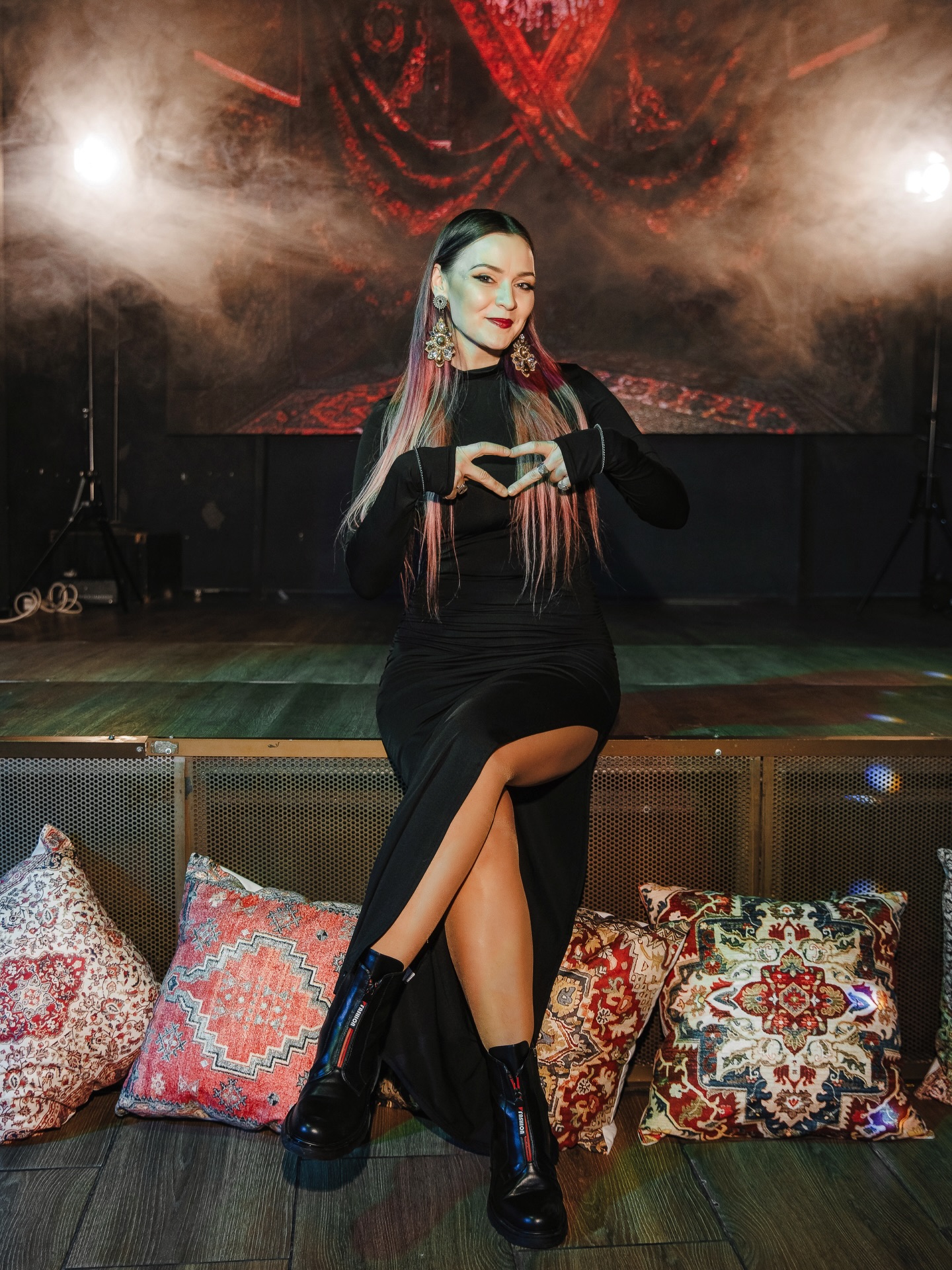 Вот и прошёл мой 37 день рождения 🥹❤️ возраст когда много знаешь, много умеешь, и перестаешь откладывать на «потом как нибудь».
Спасибо огромное каждому, кто пришёл, поздравил, подарил подарки и просто разделил со мной этот вечер. 🥹❤️ В этом году компания собралась очень необычная и особенно ценная - и родные, и друзья, танцоры, люди из разных сфер моей жизни ☺️. И это было так тепло и по-настоящему!!!
Надеюсь, всем понравилась атмосфера✨✨✨ К сожалению, не со всеми успела вдоволь пообщаться, но ваше внимание и присутствие для меня бесконечно дороги!!! И отдельное спасибо вам за так сказать финансирование этого праздника - благодаря вам он получился именно таким, как я и планировала! ❤️
Для меня это особенно важно, потому что я уже пять лет не отмечала день рождения 💔. Поэтому в этот раз всё ощущалось вдвойне трепетно и ценно!!!
Отдельное и самое большое спасибо моей маме @elena_ver61 ❤️ Она была рядом, помогала во всём, поддерживала, и я с каждым годом всё больше вижу, как расцветает эта невероятная женщина!!! Мамочка, спасибо тебе за всё❤️❤️❤️
Спасибо всем танцорам @tribalpro_astana , вы моя сила и вдохновение!!! Безумно скучаю по всем нашим творцам студии!!!
Отдельно порадовал приезд невероятно талантливых и любимых моих @silenacrowns @alinatsyba 🥹🥹🫂🫂❤️❤️❤️ сережки и браслет от моих любимых рукодельниц сияли на весь ресторан!!!
Отдельная благодарность нашим коллегам @hazar_astana_lezginka
За прекрасное исполнение и поздравления!!!
Спасибо @vzletnyi_astana и особенно Айгерим, которая помогла воплотить всё это в реальность❤️✨
И огромное спасибо @bogdan.kudelya за красивые кадры и сохранённые моменты✨✨✨❤️
Я осталась очень счастлива и безмерно благодарна каждому из вас !!! ❤️