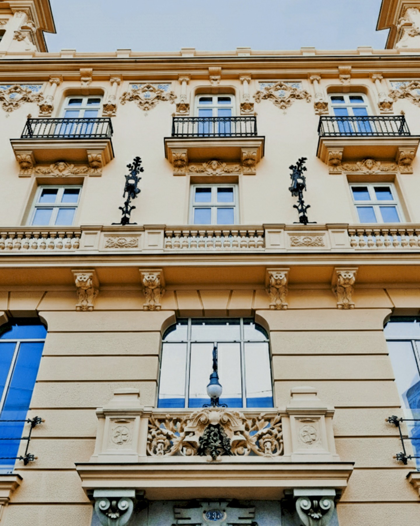 Experience a 1915 palace reimagined with modern soul. 🏛️
At URSO Hotel & Spa, Madrid’s noble history meets a quiet, nature-inspired sanctuary in the heart of Alonso Martínez.
High Lux Travel moves beyond standard bookings to craft sophisticated, high touch journeys. We manage every refined detail so you can simply live the experience. 🍷
#ursohotel #madridluxury #explorespain #boutiquehotelmadrid #madridspa #luxurytravelspain