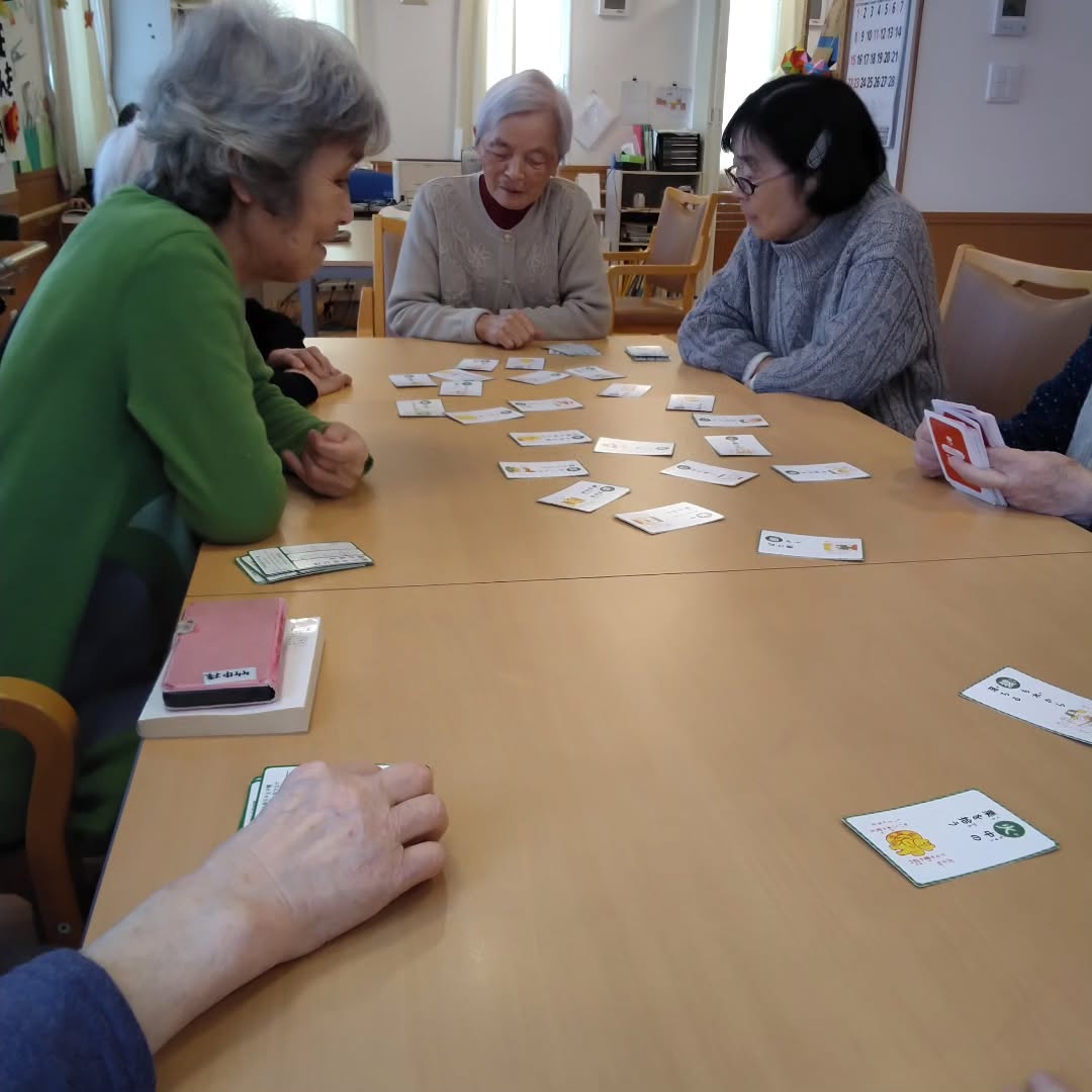 カルタで女の戦い