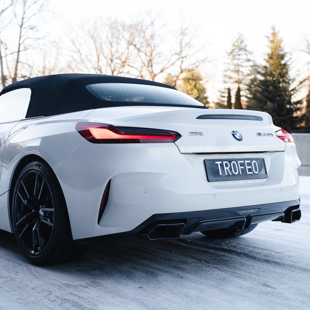 Czy wiecie że:
Z4 G29 ma bardzo specyficzną geometrię.
Ma najszerszy rozstaw kół w historii serii Z, co sprawia, że auto „klei się” do drogi w zakrętach znacznie lepiej niż poprzednia generacja (E89).
Rozkład masy to idealne 50:50. Silnik jest cofnięty tak bardzo, jak to tylko możliwe, za przednią oś (to niemal układ "front-mid-engine").