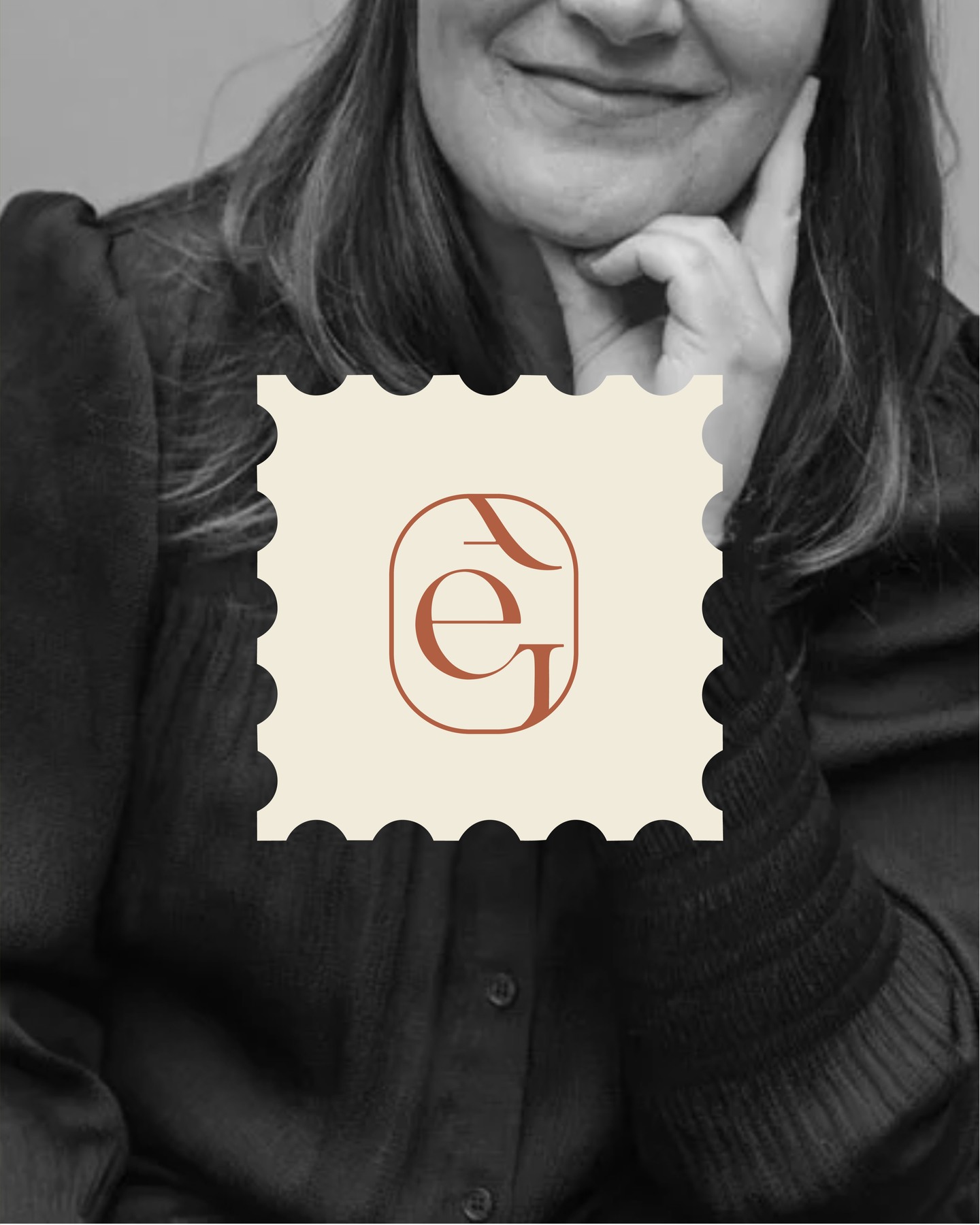 Pour ce projet, l’enjeu était de créer un univers à la fois professionnel, rassurant et humain, en s’éloignant des codes juridiques parfois trop froids ou rigides.
J’ai travaillé autour de couleurs chaleureuses et douces, pour apporter de la proximité et de la sensibilité, tout en conservant la crédibilité et la solidité nécessaires dans le domaine du droit.
Le logo a été imaginé comme un blason moderne : un emblème qui évoque la confiance, la protection et l’engagement, tout en restant épuré et contemporain.