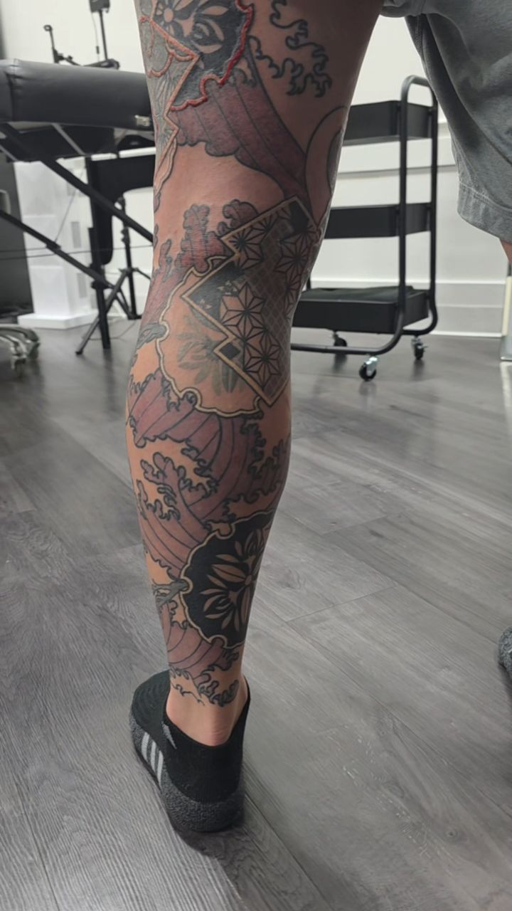 Work in progress on this Japanese kimono patterns leg sleeve. Fresh graywash shading and white. Next we'll be adding more drop shadows.
Looking forward to complete this project.
Japanese geometric patterns tattoo Oakland California bay area done at @futureink.co
.
.
.
.
.
#japanesetattoo #bayareatattoo #californiatattoo #kimonopattern #japanesegeometry
