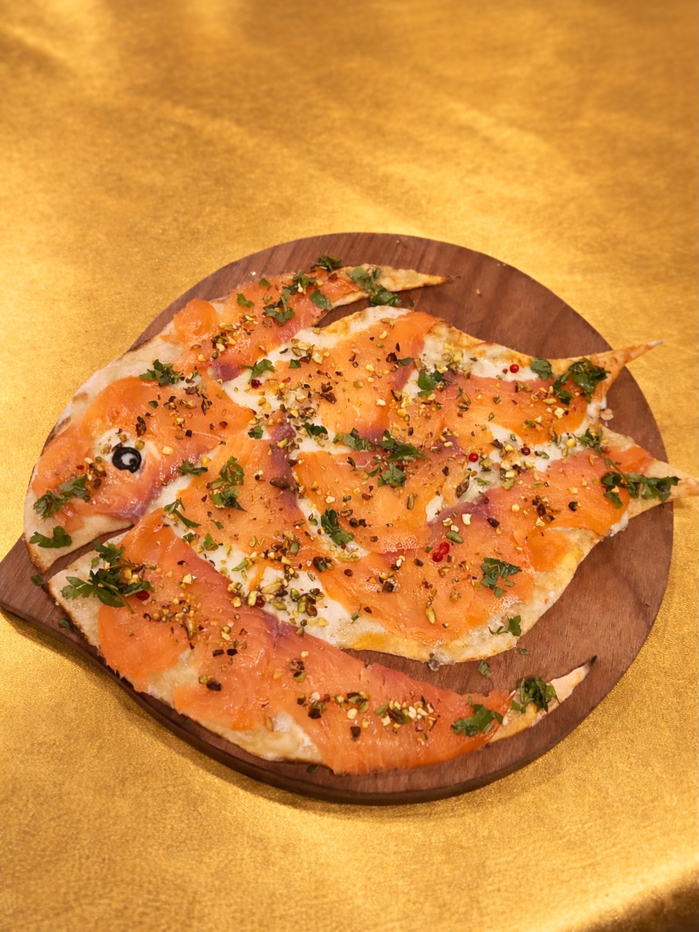 ✨ La creatività è l’ingrediente segreto.
Quando il Maestro Pizzaiolo Evandro Taddei crea, non prepara semplicemente una pizza…
trasforma un’idea in esperienza.
Studio degli impasti, ricerca delle materie prime, equilibrio dei sapori, armonia dei colori.
Ogni creazione nasce da conoscenza, tecnica e passione autentica.
Alla Pizzeria La Ruota di Evandro a Martinsicuro, la pizza diventa arte gastronomica:
impasti leggeri, combinazioni ricercate e quel tocco personale che rende ogni proposta unica.
Perché la vera differenza la fa la mente di chi impasta.
👉 Vieni a trovarci
📍 Via Aldo Moro 97, 64014 Martinsicuro (TE)
#PizzeriaMartinsicuro #LaRuotaDiEvandro #EvandroTaddei #PizzaCreativa #Martinsicuro