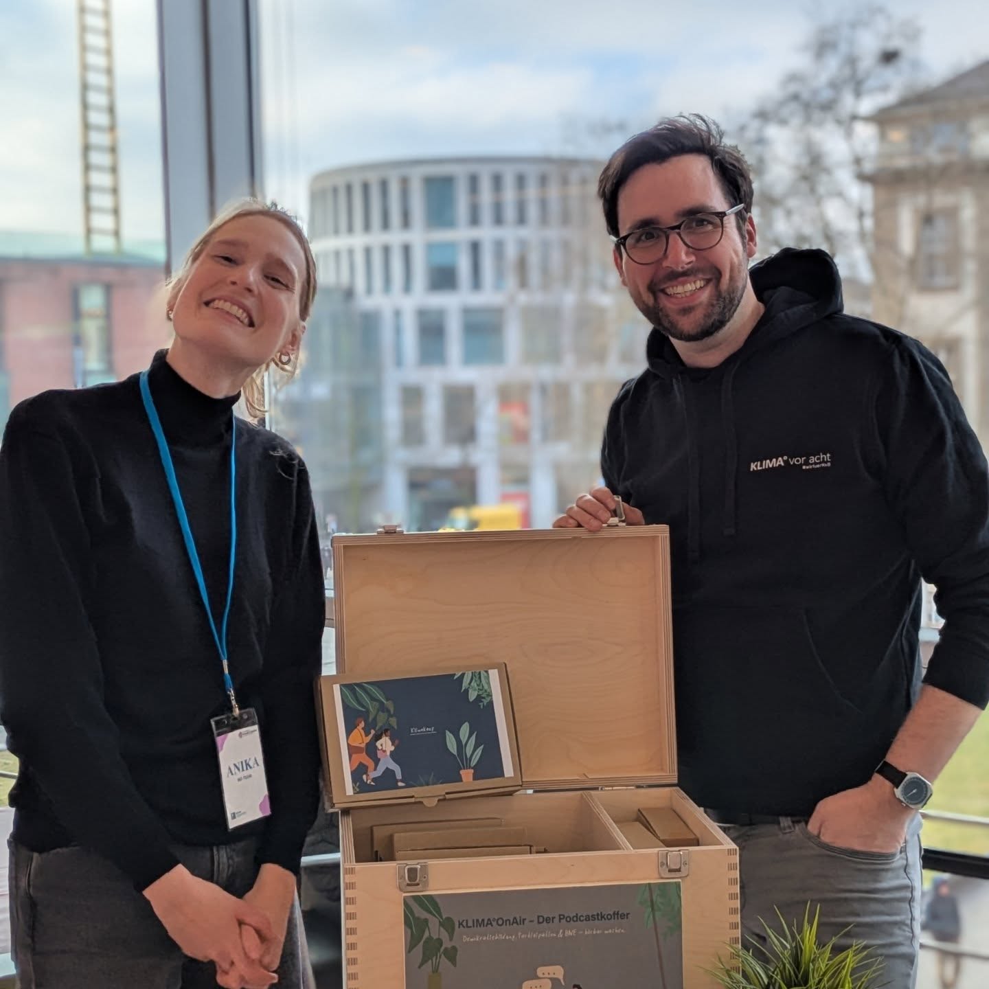 Demokratie fällt nicht vom Himmel. Sie wird gemacht.
@mehr_demokratie_nrw hat den Demokratiepreis an herausragende Schüler*innenprojekte in NRW verliehen. Im Umfeld der @lpbnrw und @bundjugend_nrw waren auch der KLIMA°OnAir Podcast-Koffer, entwickelt mit @klimavoracht und der Demonstrationskoffer sichtbar.
Was ich daraus mitnehme: Wenn Schule jungen Menschen echte Verantwortung gibt, entstehen Projekte, die wirken.