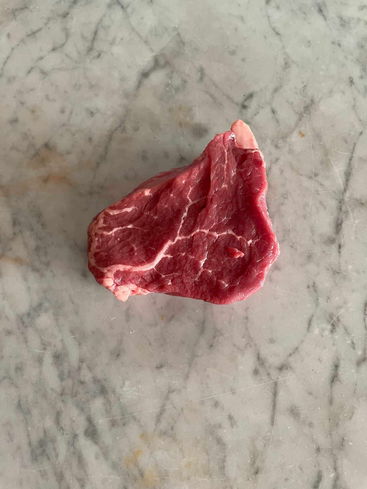 Op de uitgestrekte Pampas van Argentinië groeien runderen op in alle rust, met ruimte en natuurlijke voeding.
Dat proef je terug in de kwaliteit van het vlees.
De Bife de Lomo, beter bekend als ossenhaas, is het meest malse deel van het rund.
Dit spierdeel wordt nauwelijks belast, waardoor de structuur uitzonderlijk fijn en zacht is.
Na selectie wordt het vlees vacuum verpakt en wet aged tijdens het vervoer per boot naar Europa.
In deze periode rijpt het langzaam verder in zijn eigen sappen, wat zorgt voor extra malsheid zonder verlies van puurheid.
De Lomo bevat weinig vet en subtiele marmering.
Daarom grillen wij hem kort en krachtig op hoge temperatuur:
🔥 Flash grilled
🔥 Perfect rosé van binnen
Puur. Zacht. Elegant.
Dit is Argentijnse Bife de Lomo.
#meatfactmonday #bifedelomo #ossenhaas #argentinianbeef #gauchosgrill