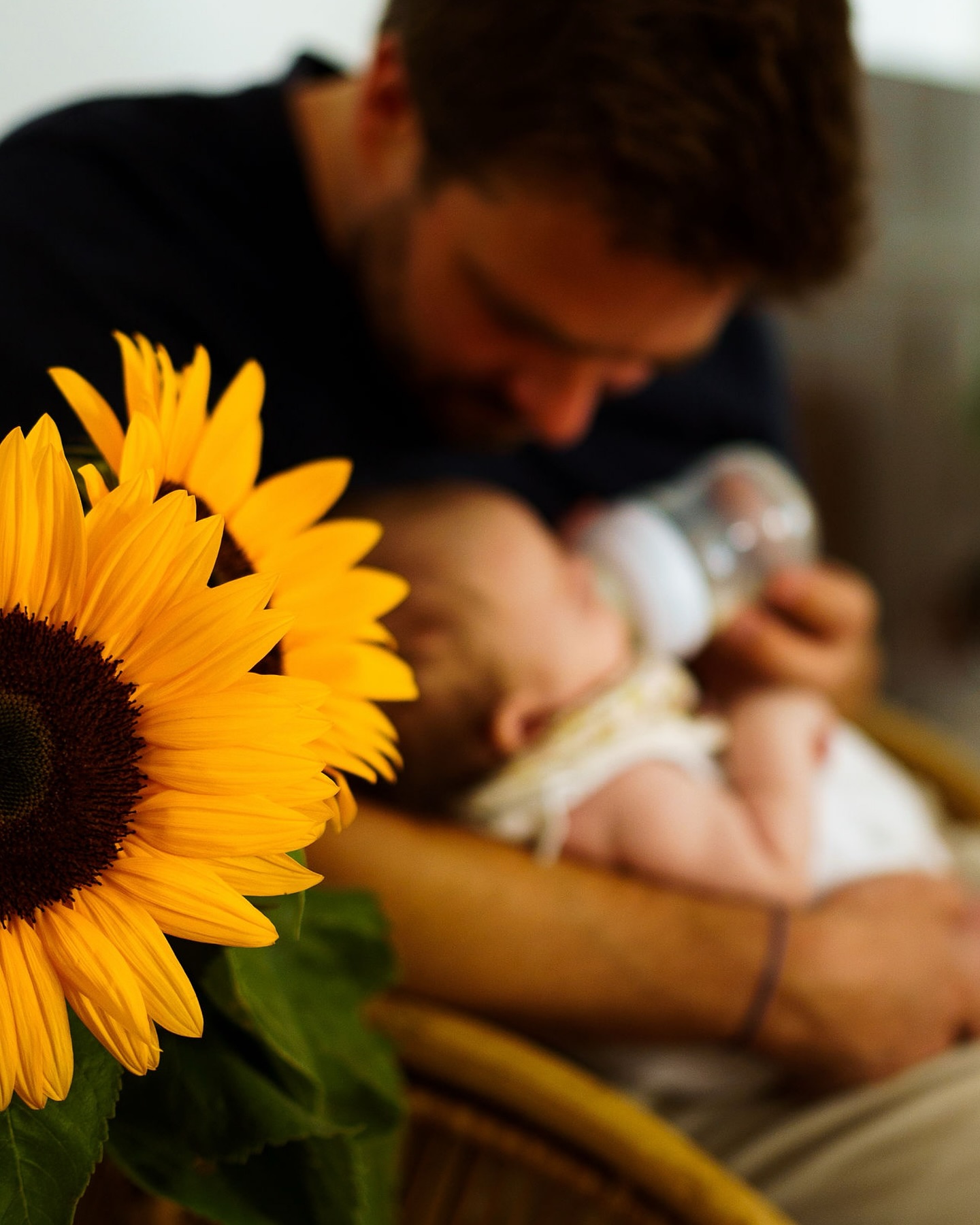 Petit bébé et grands tournesols !
Des séances photos avec son bébé à la maison, pouvoir naviguer d'une pièce à l'autre, prendre le temps de jouer, de bercer, de changer. Photographier les gestes du quotidien que l'on découvre et dont on se familiarise au fil des jours. Photographier les habitudes déjà là. Pour avoir des souvenirs, des premiers mois, de soi et de l'habitat. Les fleurs préférées aussi.
Romane Diez - Photographe de famille à Paris
romanediez.com
Réservations par le biais du formulaire de contact de mon site internet ou par email : romanediez.pro@gmail.com