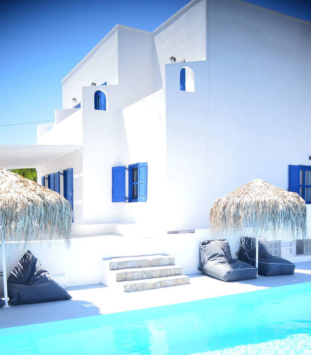 Summer in Santorini ! 🇬🇷 #santorini #summer #2018 #perissa #hotelpoolside #blue #white #visitgreece