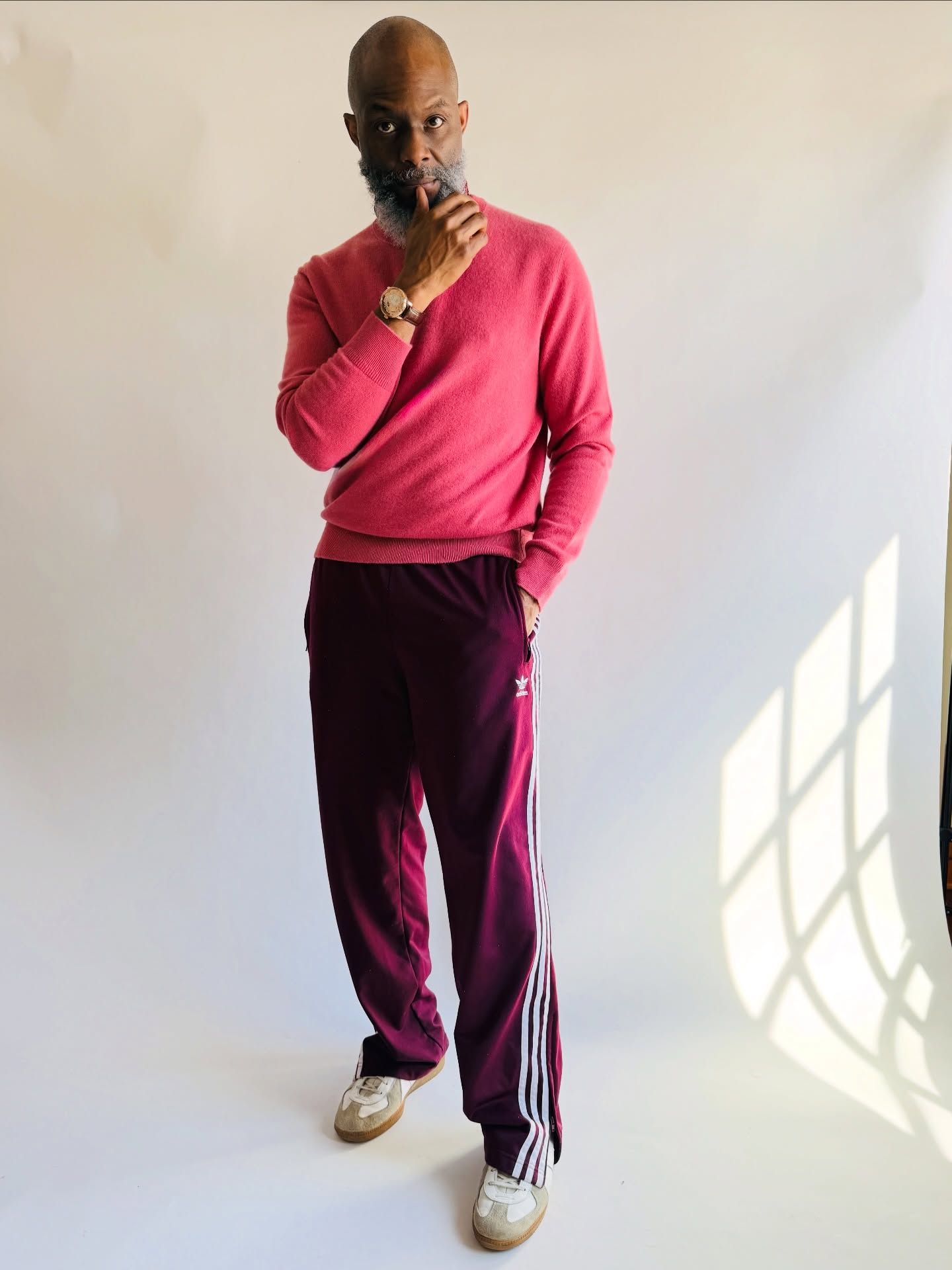 Coral cashmere.
Burgundy track lines.
Red gold mechanics exposed.
Sport on the outside.
Saxony on the wrist.
The PanoInverse was never meant to hide.
Balance wheel forward.
Hand-engraved floral architecture in solid red gold.
A mechanical heart worn on the surface.
Limited to 25 pieces for the Chinese market.
This one is 25 of 25 — the final note in the composition.
Luxury doesn’t have to whisper.
But it should know when to.
Offered by @time.sublime
Full set.
⸻
#TimeSublime
#jaymznylonofficial
#GlashutteOriginal
#PanoInverse
#RedGold