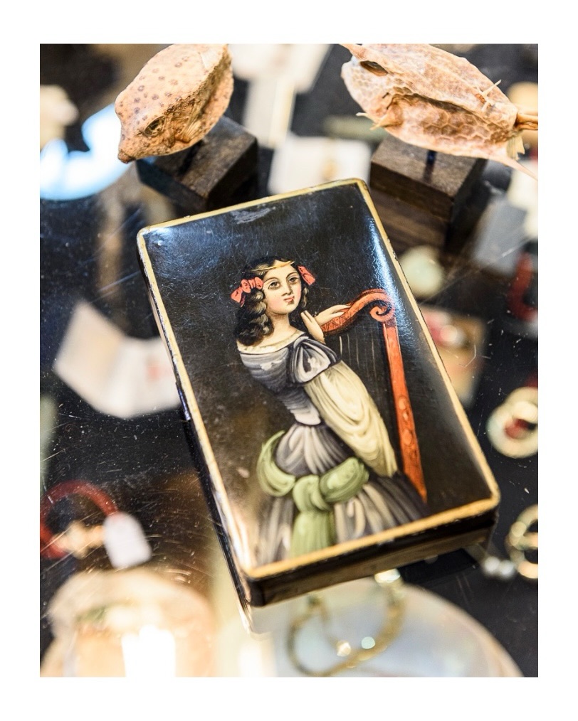 Love at first lacquer 💌
This charming antique hand-painted box tells two stories: a romantic countryside rendezvous inside… and a graceful muse with her harp on the lid. Drama, music, and a little scandal — all pocket-sized and gilded to perfection.
Because even your keepsakes deserve a love story. 🫶🏽
#AntiqueShop #AntiqueLovers #LacquerArt #HandPainted #VintageTreasure