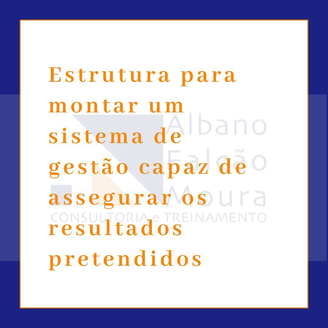 Para uma organização implantar o modelo de gestão por processos, se faz necessária a utilização de uma estrutura para montar um sistema de controle capaz de assegurar os resultados pretendidos, conforme a seguir:
a) Definição de posicionamento estratégico que possa deixar bem claro para a organização qual é o seu negócio e o horizonte pretendido em relação a ele, e os parâmetros para o monitoramento da eficácia e eficiência do modelo.
b) Definição dos processos de negócio e o seu vínculo à estrutura de tecnologia da informação, para que os processos possam ser automatizados, diminuído a dependência do erro humano.
c) Definição da competência das pessoas envolvidas na realização de cada regra de negócio, mapeada a partir do gerenciamento por processos. A alocação de recursos humanos deve ser feita rigorosamente com base no perfil de competência.
d) Definição de modelo de responsabilidade e autoridade focado nas atividades previstas nos modelos de negócio e não mais em unidades gerenciais focadas em autoridade e localização geográfica.
e) Definição de um modelo de documentos para servir de estrutura normativa de institucionalização das regras e servir à gestão do conhecimento.
f) Definição do modelo de monitoramento dos resultados a partir da estrutura de negócios e não mais focada em unidades gerenciais.
A implementação da gestão por processo deverá provocar um desconforto muito grande nos gerentes tradicionais, focados inteiramente no modelo departamental, uma vez que pode parecer que a visão por processos retira a autoridade dos chefes. Ao contrário do que foi pregado inicialmente na reengenharia, o modelo de gestão do processo valoriza intensamente o líder, pois é ele quem monitora o desempenho do processo e atua na correção em relação ao que foi planejado. Ou seja, coloca o gerente na posição realmente de gestor de estratégias e recursos.