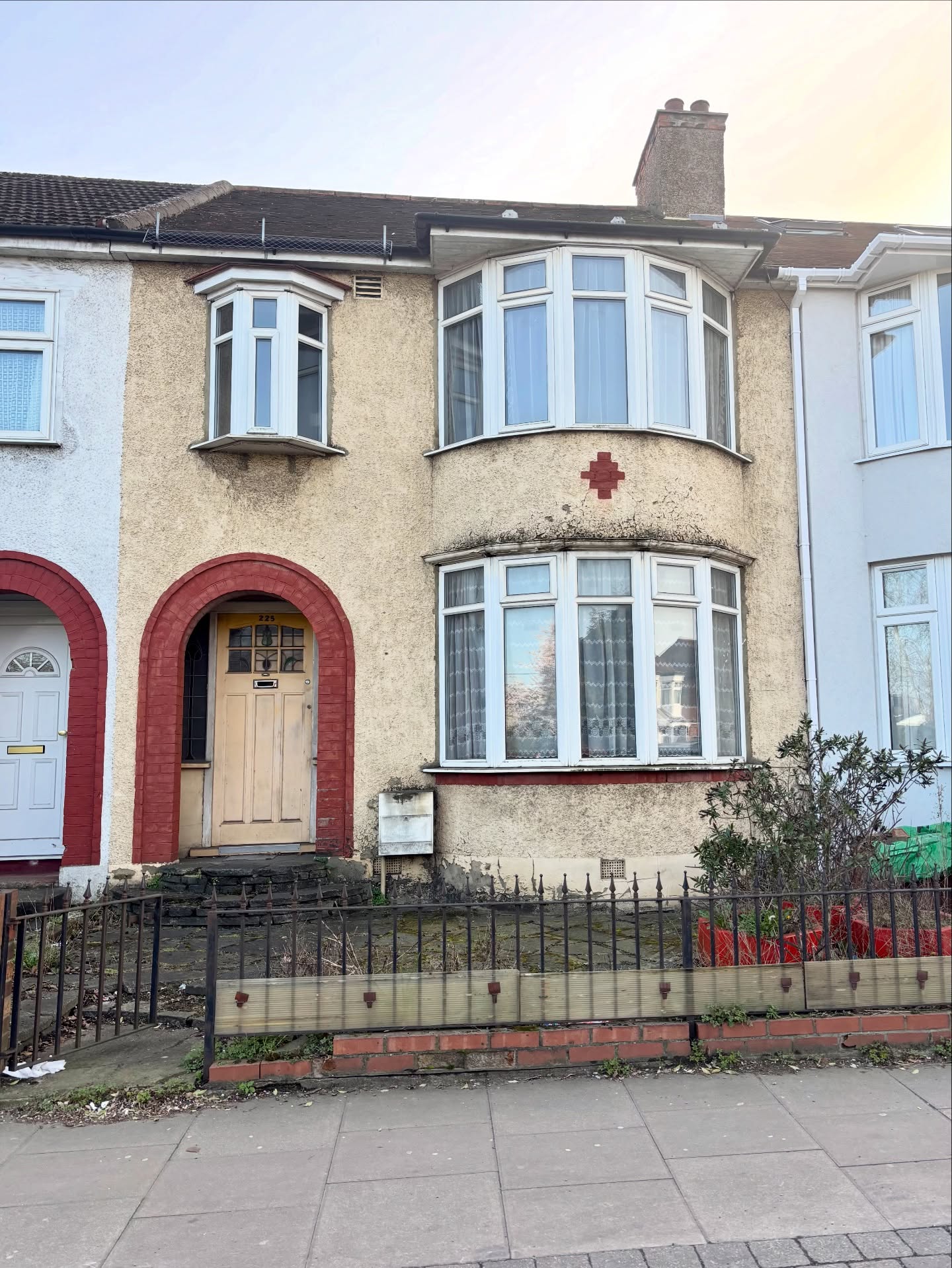 No shortage of ‘clues’ with the property in Enfield…
Wonder how long it’s been empty? The Research Team at Empty Property Hu test will soon find out.