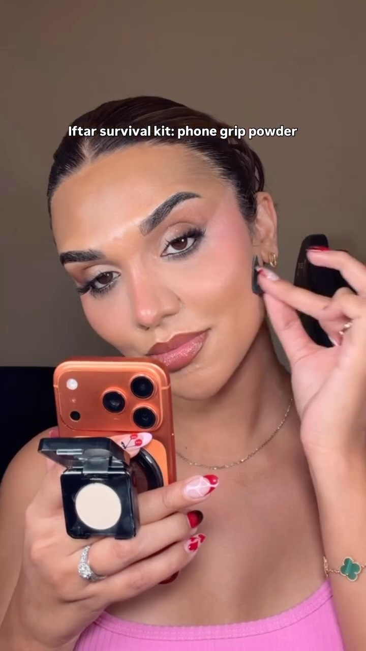 Fasting all day doesn’t mean looking tired. Phone grip powder in hand and I’m Iftar ready. Try to tell me this isn’t genius @hudabeauty
#hudabeauty #phonegrip #hudabeautypressedpowder