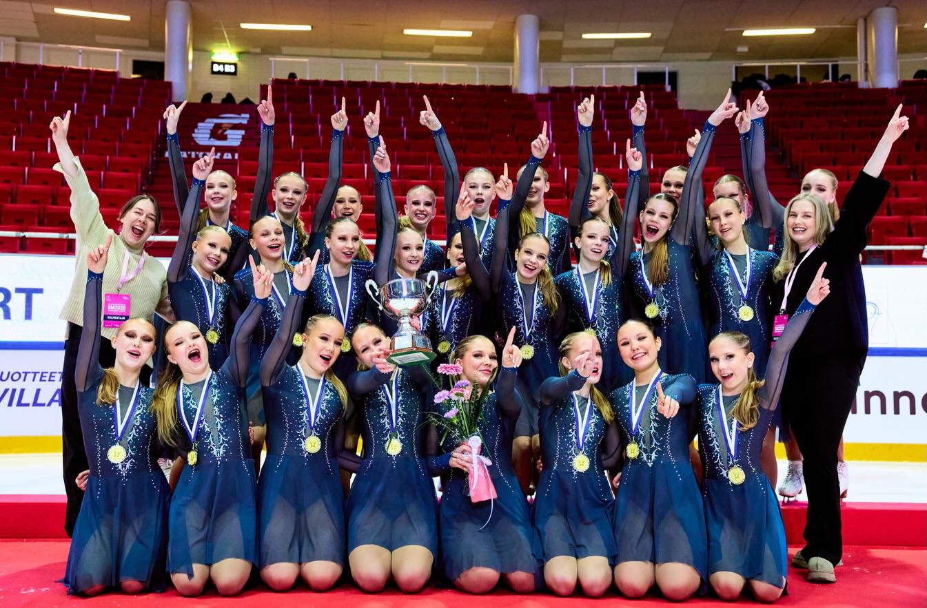 Valley Bay Synchronics, SM-noviisien Suomen mestari 2026!
Muodostelmaluistelun SM-kilpailut käynnistyivät Turun Gatorade centerissä. SM-noviiseissa Nicsit luistelivat kauden parhaan kisasuorituksen, jossa kaikki tavoitellut tasot menivät läpi. Nicsit ansaitsivat 91.31 pistettä ja voittivat Sumen mestaruuden.
Paljon onnea joukkue, valmentajat ja huoltojoukot upeasta työstä läpi kauden. ❤️ Onnea myös sarjan muille mitalisteille @helsinkifinettes (89.21 p.) ja @starlightshl (89.13 p.).
Kuvat: @villevairinen
#espoonjäätaiturit #synchrotourfinland #mlsm2026 #luisteluasuurellasydämellä #espooliikkuu