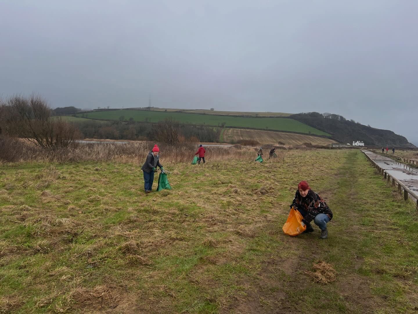 Misty morning for a beach clean, thank you for all who gave up their Saturday morning to help🙏🏼 #beesands #berylscampsite #beeson