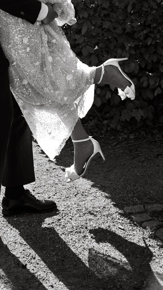 Jag vet inte om andra fotografer håller med men alltså...
Ni måste inte välja! 🤷♀️
Ni kan få återse ert bröllop både genom perfekt, svala, tillrättalagda foton i editorial stil OCH få dokumentära bilder på skratten och de passionerade kyssarna där emellan. 👌 I alla fall är det så jag jobbar! ✨️✨️📸
Älskar att blanda stilarna för vem kan välja en när de båda, i samspel med varandra, ju skapar något som tar andan ur en på fler än ett sätt? 😍
Gifter ni er 2027 och gillar min stil hoppas jag ni hör av er. 🙌
#bröllopsfotograf #voguewedding #bröllop2027 #europeweddingphotographer #weddingphotografereurope