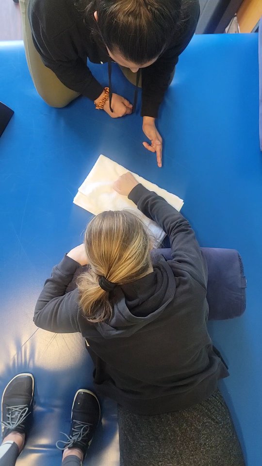 Different positions, different supports, different responses.
You can see @janielleocean one of our trainers exploring our girl's elbow extension in a prone position where the elbow is supported, and all of a sudden, she has access.
After this exercise, they attempted against gravity, where the exercise became harder but also easier after playing in prone.
Keep exploring. Keep playing. Keep moving. You never know what might become unlocked.
💃🤸♀️🤹🧘♀️⛹️♀️
.
.
.
#tbi #neuro #newportbeach #movement