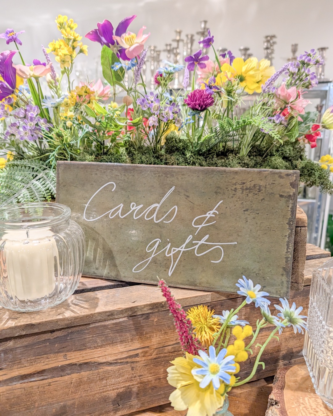 A couple of new products sitting beautifully together.
Wild flower meadow in collaboration with @johicksflowers
and my new-ish ceramic tiles, that I have actually had for a few years, but totally forgot about! No more hiding in a corner for them, they will be appearing in a number of venues this year, with my couples choice of wording. Available in this lush green and a mustard tone.
#wildflowermeadow #fauxweddingflowers #handmadeweddingsigns