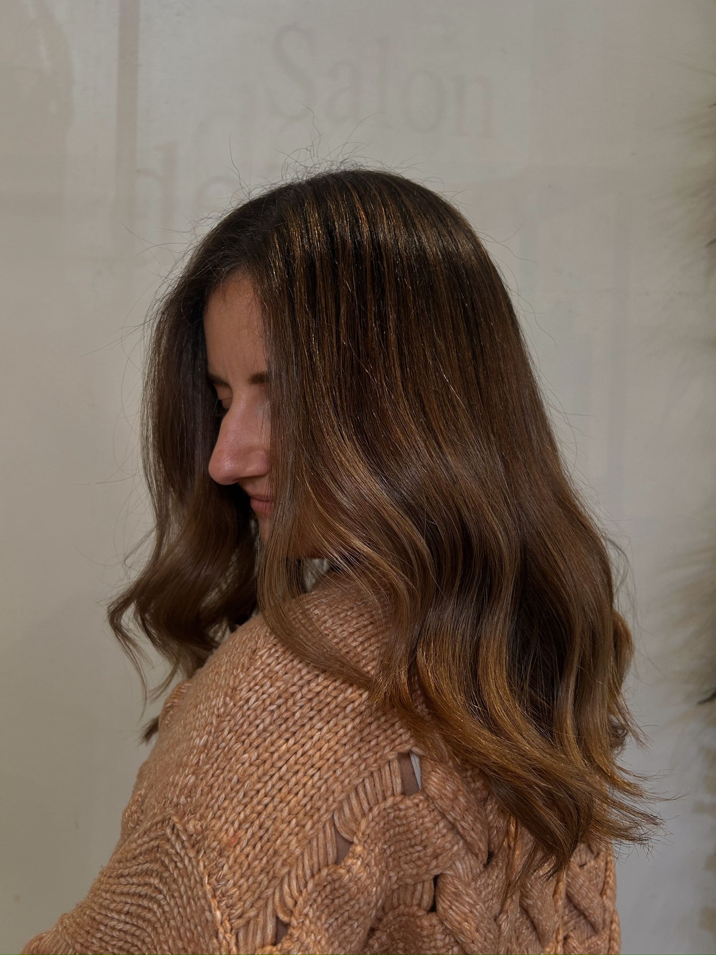 We love this richness that @hairxxsydney creates! With an ultra soft touch, Sydney creates dimension that can last for months before you have to come back for a touch up. Hair will never feel rooty or dark, and always candle lit.
#livedinhair #highlight #haircolor #dmvcolor #dmvhighlight #dmvsalon #dmvhair #alexandriava