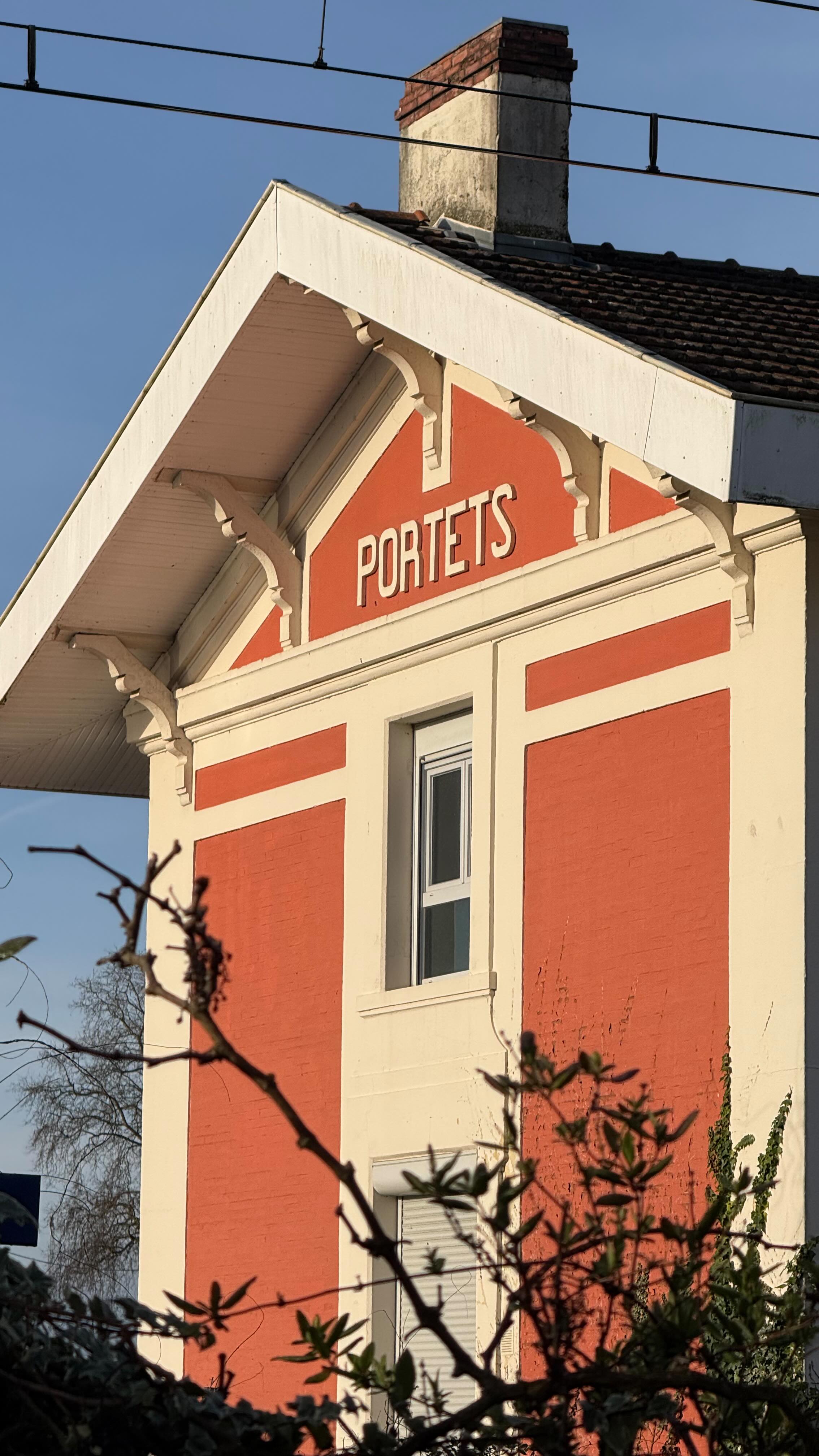 Ce week-end c’était la seconde édition du festival @entredeuxlaines_
Merci à toutes l’équipe organisatrice et aux bénévoles pour toute l’organisation, la préparation en amont et le jour J et d’avoir pris soin de nous. Tout était parfait encore cet année. 🩵
J’ai pu retrouver les collègues exposantes et ma partenaire Simone @yarnbysimone comme un week-end entre filles 💛
Et un grand Merci aussi à toutes les personnes qui sont venues nous voir. ❤️ Ça fait tellement plaisir d’échanger en vrai, de vous conseiller, d’avoir vos retours et de vous voir porter un de mes modèles.
C’était vraiment une belle édition. 💕
.