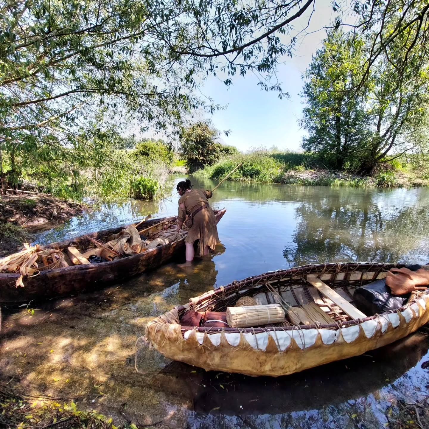 𝗦𝗼 𝗺𝗮𝗻𝘆 people have asked about the cover photo on my Facebook profile, so I thought I’d share the story behind it! 😀
It’s from the brilliant 200+ kilometer paddle down the Thames that Sarah Day (@memmathecavewoman ) and I did a few years back!!
This sun-drenched and rain-soaked adventure/experiment even landed us in 𝗡𝗮𝘁𝗶𝗼𝗻𝗮𝗹 𝗚𝗲𝗼𝗴𝗿𝗮𝗽𝗵𝗶𝗰 𝗧𝗿𝗮𝘃𝗲𝗹 𝗺𝗮𝗴𝗮𝘇𝗶𝗻𝗲! Link to the article is in the comments.
𝗔 𝗯𝗿𝗶𝗲𝗳 𝗿𝗲𝗰𝗮𝗽:
🌿 We undertook this trip using only Stone Age equipment (minus recording equipment and required safety gear) in rawhide-covered canoes.
🌿 It took us 12 days in total to paddle from the navigable head of the Thames (navigable by tiny boats...) to the Osterley Sea Scouts headquarters in London.
🌿 We battled an eastern headwind the entire time, so we only got to deploy our 'sails' once! Which put us quite a bit behind schedule, and so we were unable to run the tidal zone..... totally my fault, as I had a speaking engagement I had to be at in Denmark.
𝗡𝗲𝘄 𝘁𝗿𝗶𝗽 𝗼𝗻 𝘁𝗵𝗲 𝗵𝗼𝗿𝗶𝘇𝗼𝗻:
We still aim to run that section. As the concept of being the first skin boats to paddle under London Bridge (probably ever) has us both in stitches! 😅
And the idea of ending the paddle at the National Maritime Museum, which happens to be the Prime Meridian Line (longitude 0), 𝘁𝗵𝗲 𝗕𝗲𝗴𝗶𝗻𝗻𝗶𝗻𝗴 𝗮𝗻𝗱 𝗘𝗻𝗱 𝗼𝗳 𝗧𝗶𝗺𝗲, is too perfect to be true!
No solid plans for dates on this last closure on our adventure! But thought it would be fun to re-share a bit of the magic!
#StoneAgeAdventure #ExperimentalArchaeology #NationalGeographicTravel #SkinBoat #theresaemmerichkamper