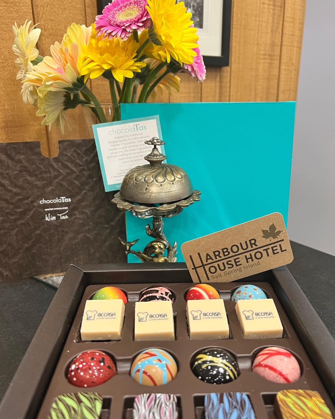 🌸🙏🏼☮️ Guest Love ☮️🙏🏼🌸
We had a group take over our hotel 🏩 recently in the sweetest way ever! 🍫
We were able to dazzle them with all the yummy things from localsalt and Grow Local SSI from local farms and businesses Bright Farm, Saltspring Kitchen co., and Saltspring Island Cheese! They introduced us to ChocolaTas our newest favourite chocolatier at Granville Island market!
Don’t worry Harlans Chocolates and Gelato (Salt Spring Island BC) our heart ❤️ and sweet tooth 🦷 is still on Salt Spring Island 🏝️
#harbourhousessi #saltspringisland #growlocalssi #localsalt #saltspringcheese #saltspringkitchenco #farmtotable #organic #chocolatas #harlanschocolates #guestlove