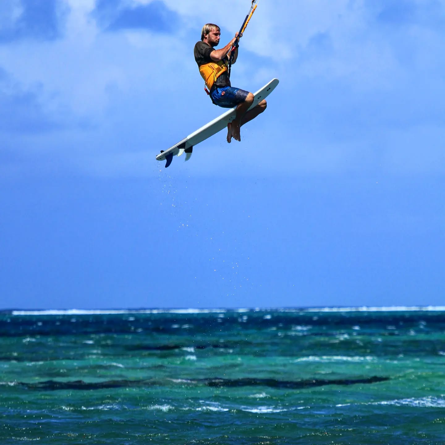 Udało się złapać lot do domu 😀
Podsumowując, Mauritius to na pewno jest miejsce dla osób które lubią pływać na fali ...trzeciej, czwartej, na pewno długo da się odczuć dawkę przypominającą (te emocje) z każdą kolejną.
Jak na "przed"sezon to warunki wiatrowe na 4-, ale jeszcze prawie dwa miesiące zanim Le Morne rozwieje się na dobre.
Poza wodą też da się aktywnie, lub nie, spędzić czas, góry, wodospady, jungle albo poprostu czyste plaże z lazurową wodą i rafą zaraz obok to jest to, co wyspa może zaoferować.
#kitesurfing #kitetrips #island #tropicks #rodeo #mauritius #flyaway #kitewyjazdy #szkolenia #cotylkochcesz