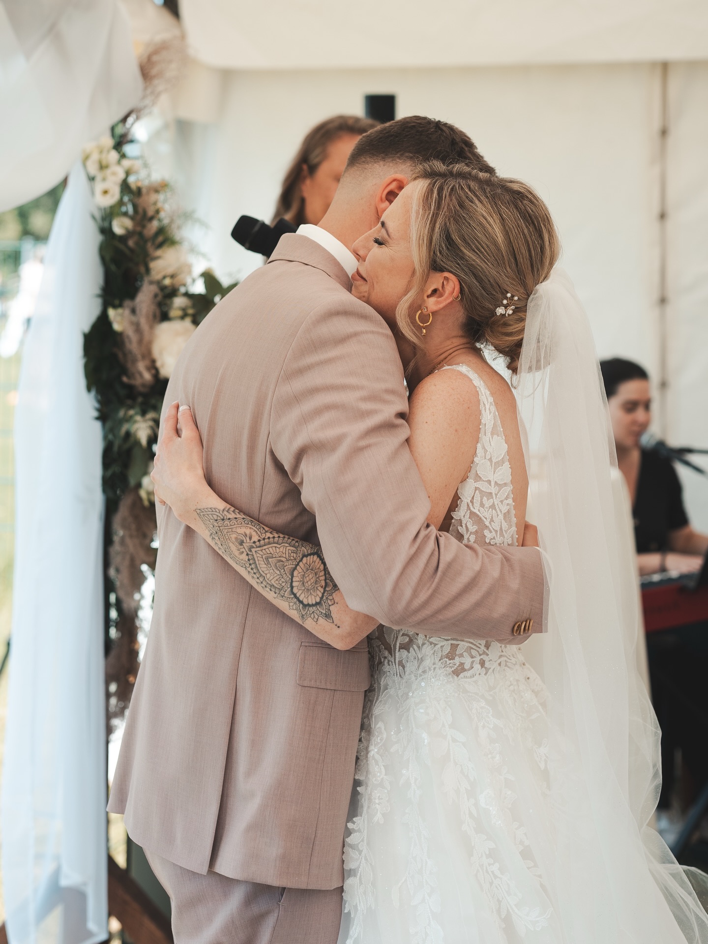 Zwischen Blumen, Sommerlicht und all den Menschen, die mit angehaltenem Atem zuhören, sagen zwei Menschen: Wir. Für immer.
Man sieht es nicht nur.
Man fühlt es.
Die Umarmung nach dem Ja-Wort.
Tränen, die nicht zurückgehalten werden.
Ein Blick, der sagt: Genau du.
Genau deshalb halte ich Trauungen so fest, wie sie passieren. Echt. Emotional. Unwiederholbar.
#trauung #hochzeitsreportage #jaichwill #weddingmoments #authentischehochzeit