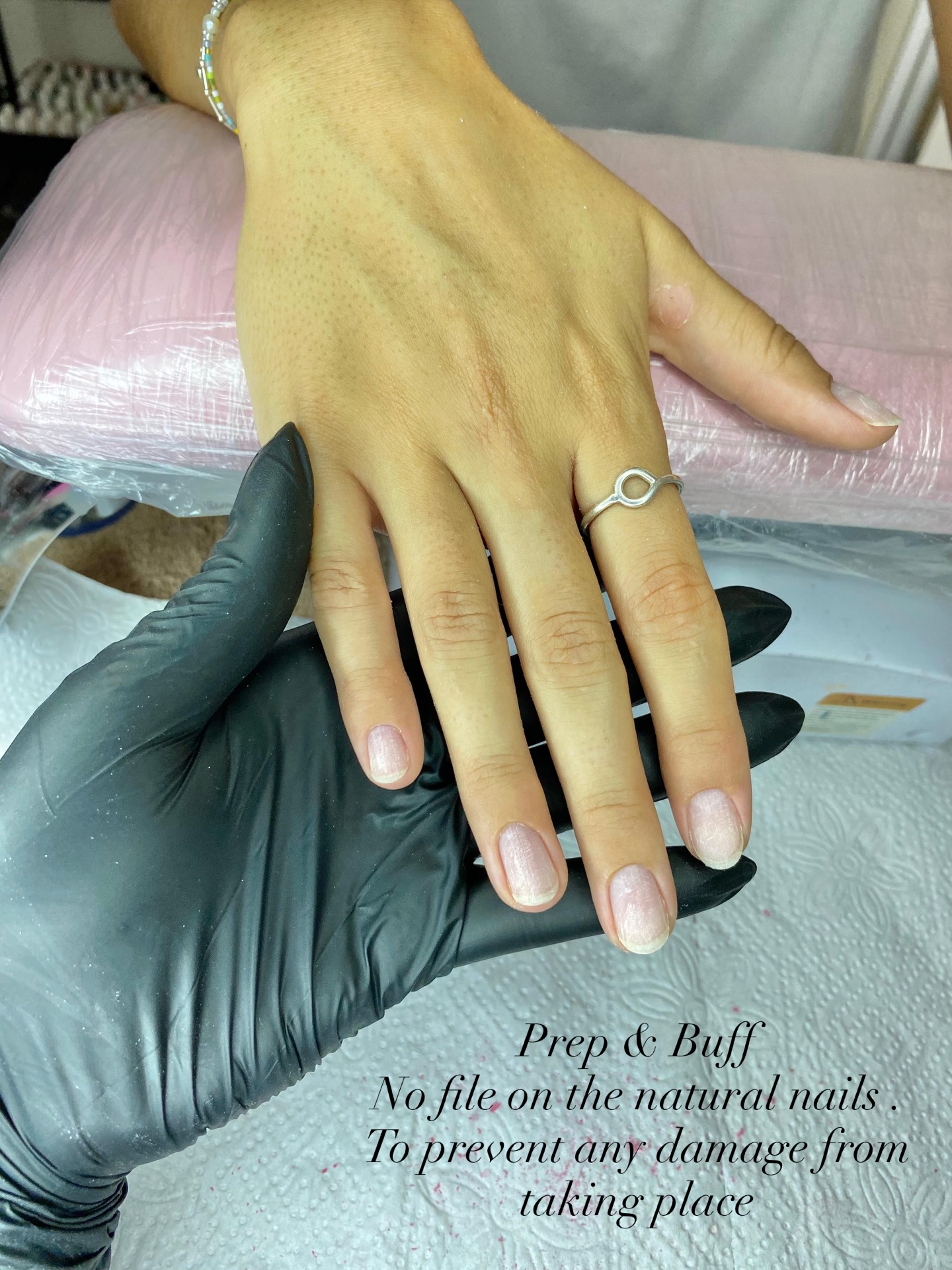 Swipe to work with our Gosh Nails Nail Tech 💅🏻
To make a booking contact our business whatapp nr : 081 500 2238