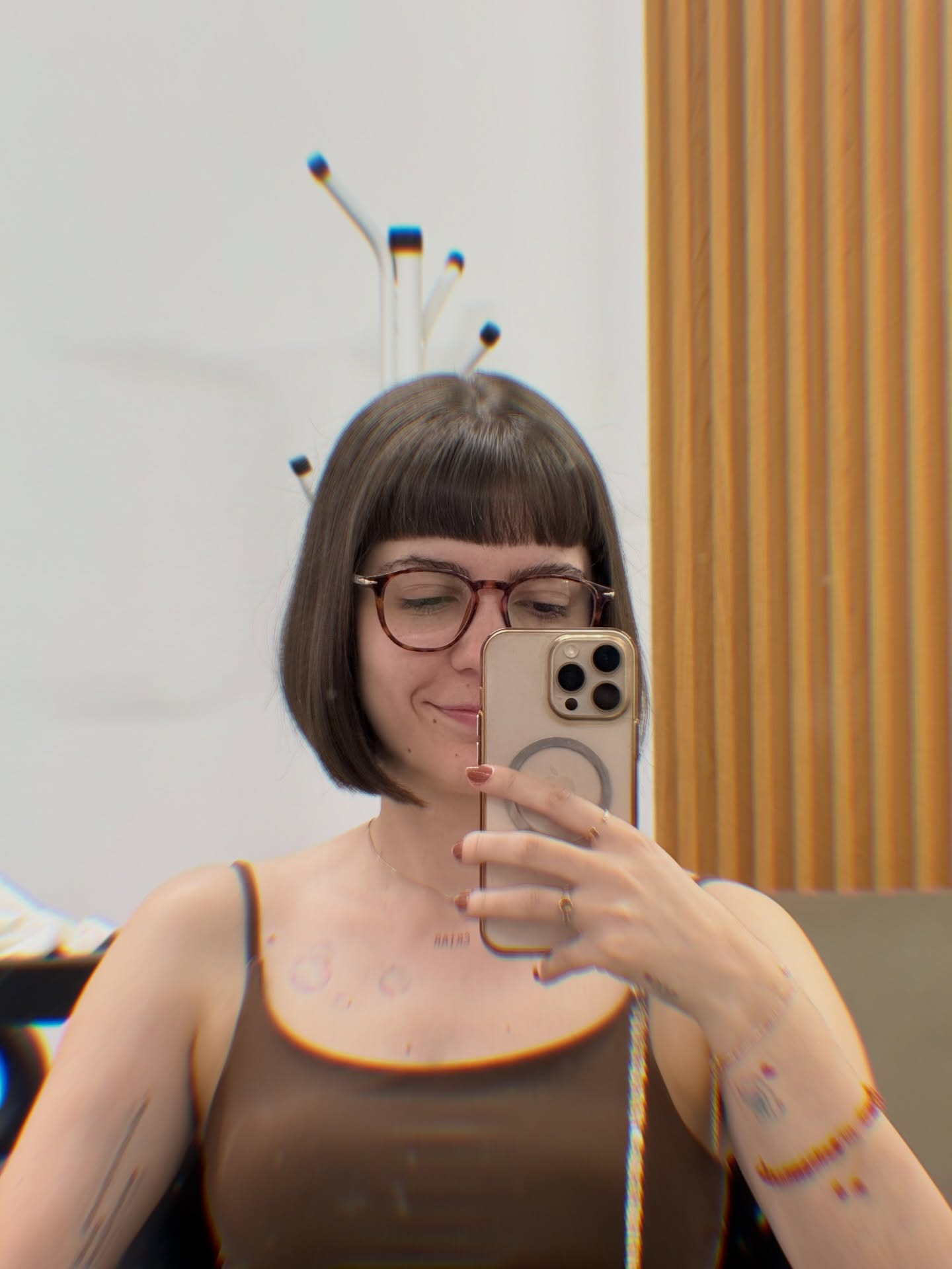 Fevereiro de 2026 ✔️
Querido diário:
Em Fevereiro tem Carnaval! 🎉
Um mês de folia de luz, de se entregar, de corpo e alma!
De Bia Barbie Profissões no mood Tia Bia volta as aulas, aniversário da afilhada e da CP, entregas do Be-Art a milhão e 200% de energia na skin Bia Coordenadora de Mocidades.
E claro, que nessa skin, veio o EGM, um encontro para mais de 500 jovens. E um evento desse porte, aqui em casa, deixa memórias incríveis e também aquele rastro de atropelam3nto pro corpo lembrar que foram dias intensamente vividos. Entre insolação, resfriado, intoxicação alimentar, estamos sobrevivendo! (e felizes) 😅
Pode parecer engraçado trazer outras “skins ou moods” da Bia aqui pra esse feed, mas pra mim, o Be-Art só é o que é hoje, por esse amontoado de atividades, aventuras e entrega que eu Bia vivo, e quem me cerca vive comigo!
Fevereiro foi intenso e também cheio de significados.
Me mostrou que “estar em obras” é manter firme o propósito, sabendo passar por desafios e principalmente encontrar a beleza neles. E assim, tijolo por tijolo, seguimos em construção! 🧱
Aquele abraço, Fevereiro! 👋
🧿 Que venha Março!
(com as suas águas fechando o verão 💦)
✍🏻 com amor, @biafraga_