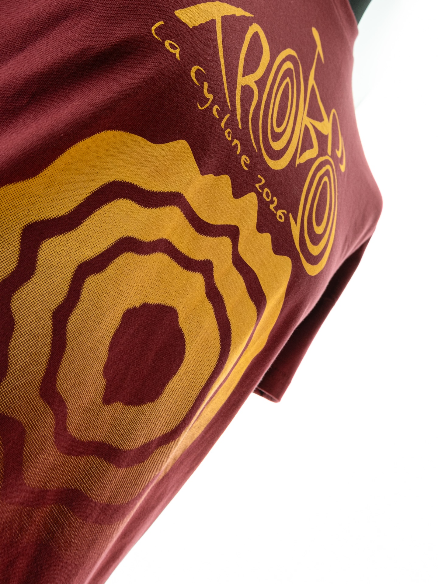 We just finished printing these t‑shirts for the bicycle courier collective @lacyclone.ch active in La Chaux‑de‑Fonds and Neuchâtel
a group that rides hard, thinks local, and keeps our cities moving.
Thanks for the trust, and safe rides to the whole crew!
#bikecouriers #swisscycling #screenprinting