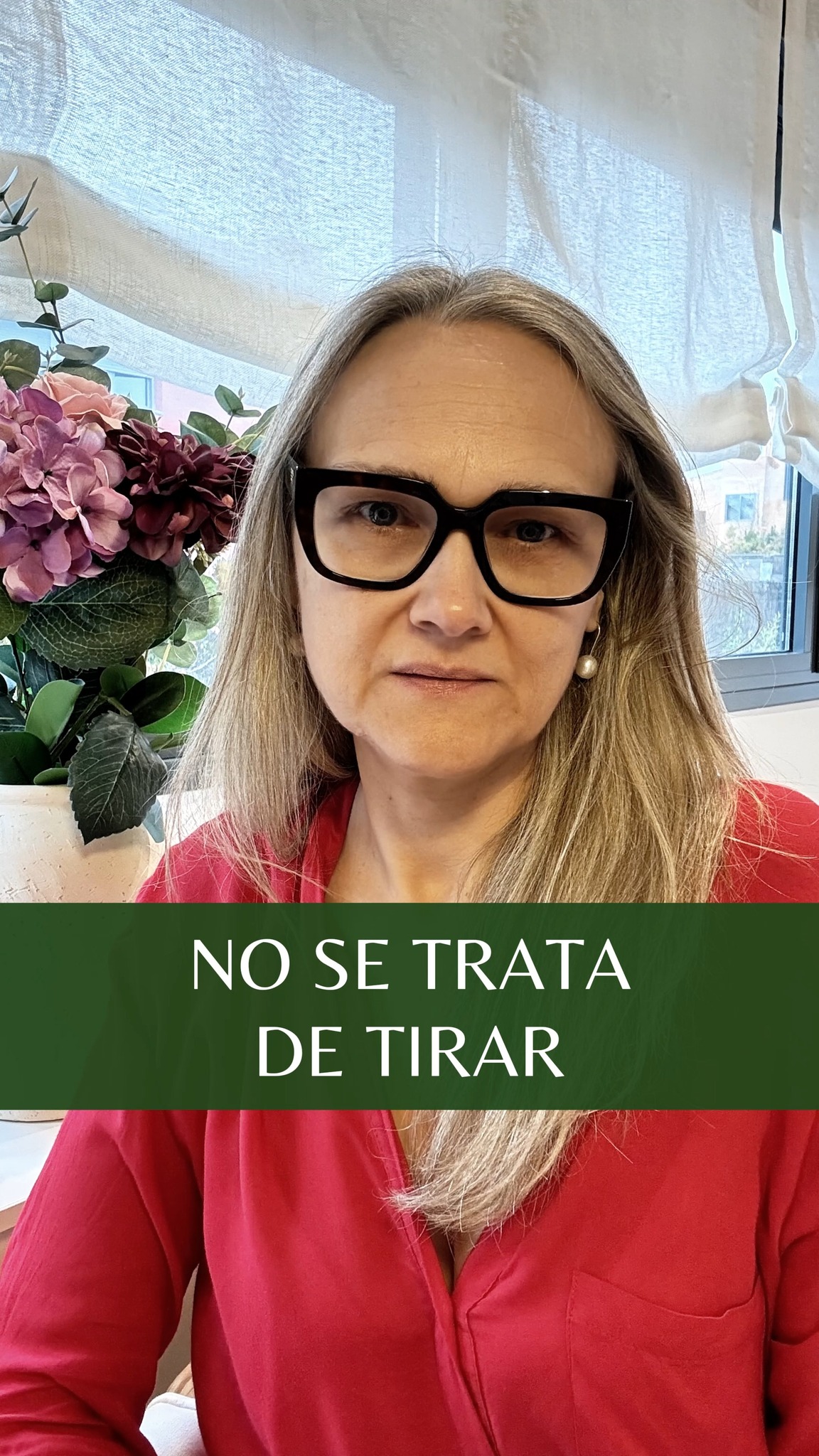 No te cuesta desprenderte de ropa y objetos, te cuesta identificar qué SI es importante para ti y merece formar parte de tu vida 💯🎯 hasta que no entiendas esto, seguirás bloqueada y frustrada 😭 en una casa abarrotada de cosas que te genera estrés y seguir viviendo con energía de escasez. 😔
No todo eso que guardas tiene el mismo valor.
Y no me refiero a un valor económico. No midas tu valor personal, ni tu grado de felicidad por tanto tengo, tanto valgo.
Me refiero a que no todos los objetos te gustan igual, los disfrutas igual o los necesitas igual.
Y no, un proceso de orden no se trata de centrarte en tirar objetos que no usas y estar sintiendo que estás perdiendo en el proceso, se trata de conectar con elegir qué sí realmente merece mantenerse en tu vida y conectar con todo lo que ganas al elegirte a ti por encima de esos objetos.
Cuando se lleva años viviendo con desorden y acumulación de objetos que han tomado la casa, acompañada por un diálogo negativo por haber creado ese desorden y no ser capaz de acabar con ello, tu capacidad para proyectarte hacia una vida ordenada de forma fluida y positiva, tu capacidad para percibir la abundancia que te rodea sin todos esos objetos, tu capacidad para soltar los miedos por los que atesoras objetos, han quedado ciertamente atrofiados.
Más armarios para guardar no resolverán la situación.
Centrarte en tirar y tirar, sufriendo por perder objetos y recuerdos tampoco.
Te invito a verlo como el proceso de transformación de vida que realmente es.
Acompaño a personas, a acabar con el desorden y la acumulación de objetos para siempre.
Si decides dar el paso acompañada, para lograrlo, comenta con la palabra "CASA", te escribo por privado, hablamos y vemos la posibilidad de que te unas a mi programa de acompañamiento, en el que semana a semana ordenarás acompañada, para que en unos meses lo hayas resuelto para siempre 💃.
#tresinteriores #LibérateDelDesorden #DesapegoConsciente #SoltarParaCrecer #AdiósAcumulación #VivirSinDesorden #PsicologíaDelOrden #CreenciasQueAtrasan #CambioDeMirada #BloqueosYDesorden #MenteOrdenadaVidaOrdenada #OrdenYBienestar #MujeresQueTransforman #ReinventaTuVida #AdiósAcumulación