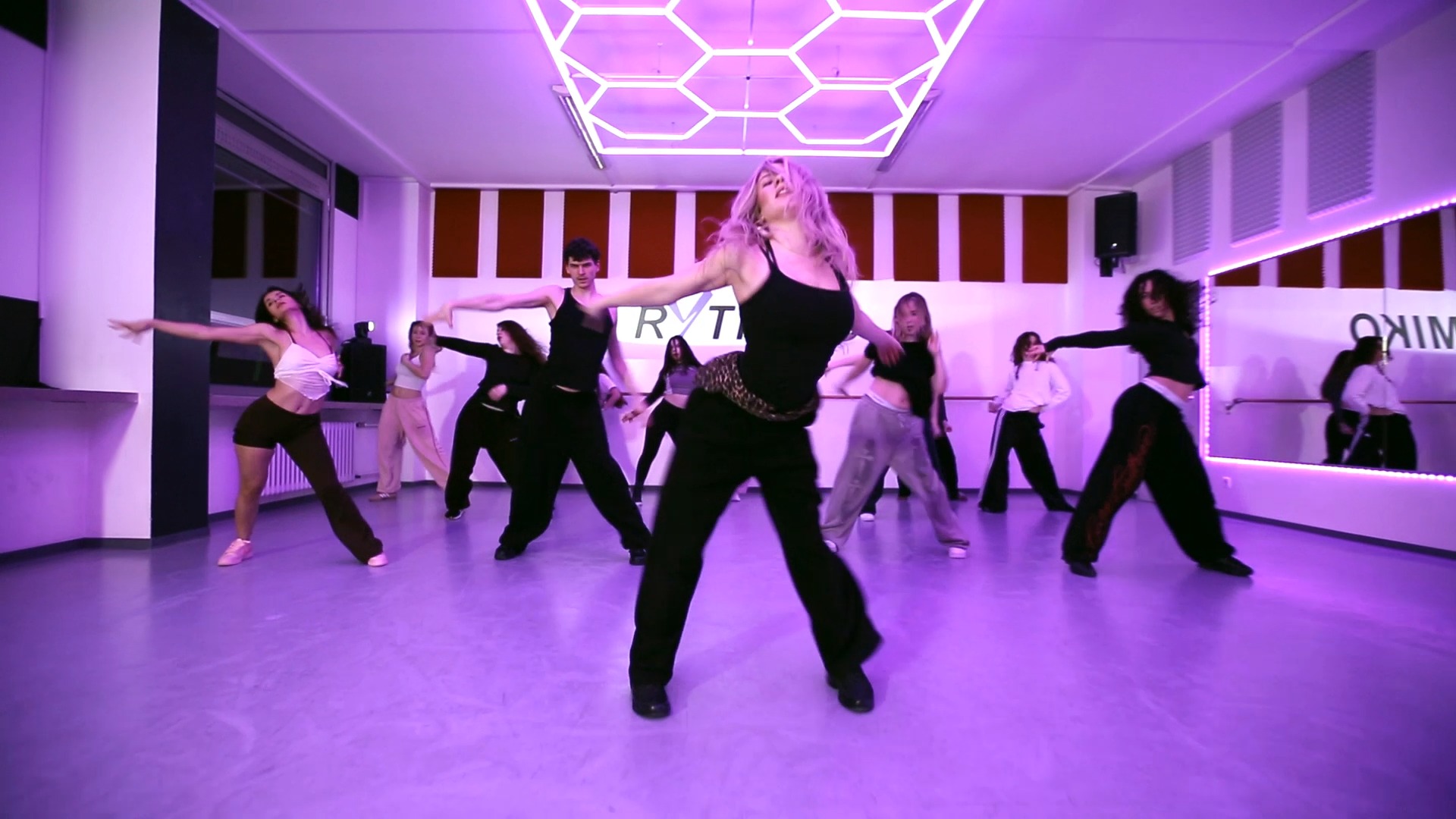 Das war unsere Xperience Class mit @kenyschneider
.
Danke für diesen Input, es war uns eine Freude, mit Dir zu performen.
Die nächste Xperience Class ist morgen (06.03.) mit Daniele Silingardi vom Stuttgarter Ballett. Ihr könnt euch wie immer über unsere Homepage anmelden. Wir freuen uns auf euch!