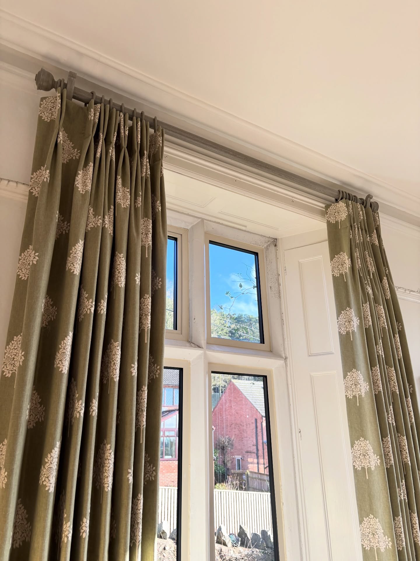 Recently fitted two large pairs of curtains in this gorgeous fabric. A high window called for poles with architrave brackets - @byronandbyronltd offer the perfect solution for this. @williammorrisathome embroidered fabric #malvern #malverninteriors #interlinedcurtains #worcestershire #hillview