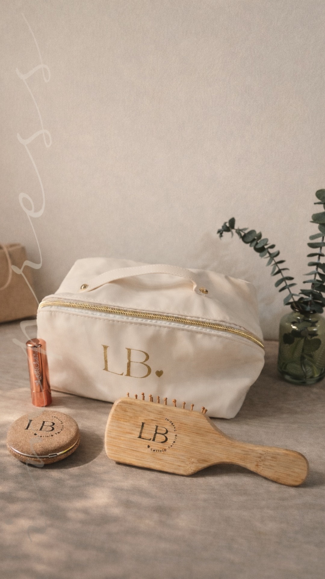 Gentil e querido leitor,
Lady Whistledown sabe que as mulheres mais admiráveis raramente fazem alarde do que carregam. Elas seguem firmes, elegantes, competentes, mesmo quando o dia pesa. Resolvem, organizam, sustentam. E quase nunca exigem reconhecimento.
Que curioso.
Neste Dia das Mulheres, há um gesto que merece atenção. A Impress preparou presentes que não se limitam à superfície. Frases escolhidas com critério. Detalhes que comunicam respeito. Embalagens que revelam intenção antes mesmo de serem abertas.
Um presente assim não é mero objeto. É declaração.
É a forma mais refinada de dizer: eu vejo sua força, eu reconheço sua presença, eu valorizo quem você é.
E sejamos francos, querido leitor… poucas coisas são tão poderosas quanto uma mulher que se sente verdadeiramente vista. 🤎
Se existe uma dama cuja história merece ser honrada, talvez este seja o momento de agir com a devida elegância.
Com a mais absoluta discrição,
Lady Whistledown 🌿📦