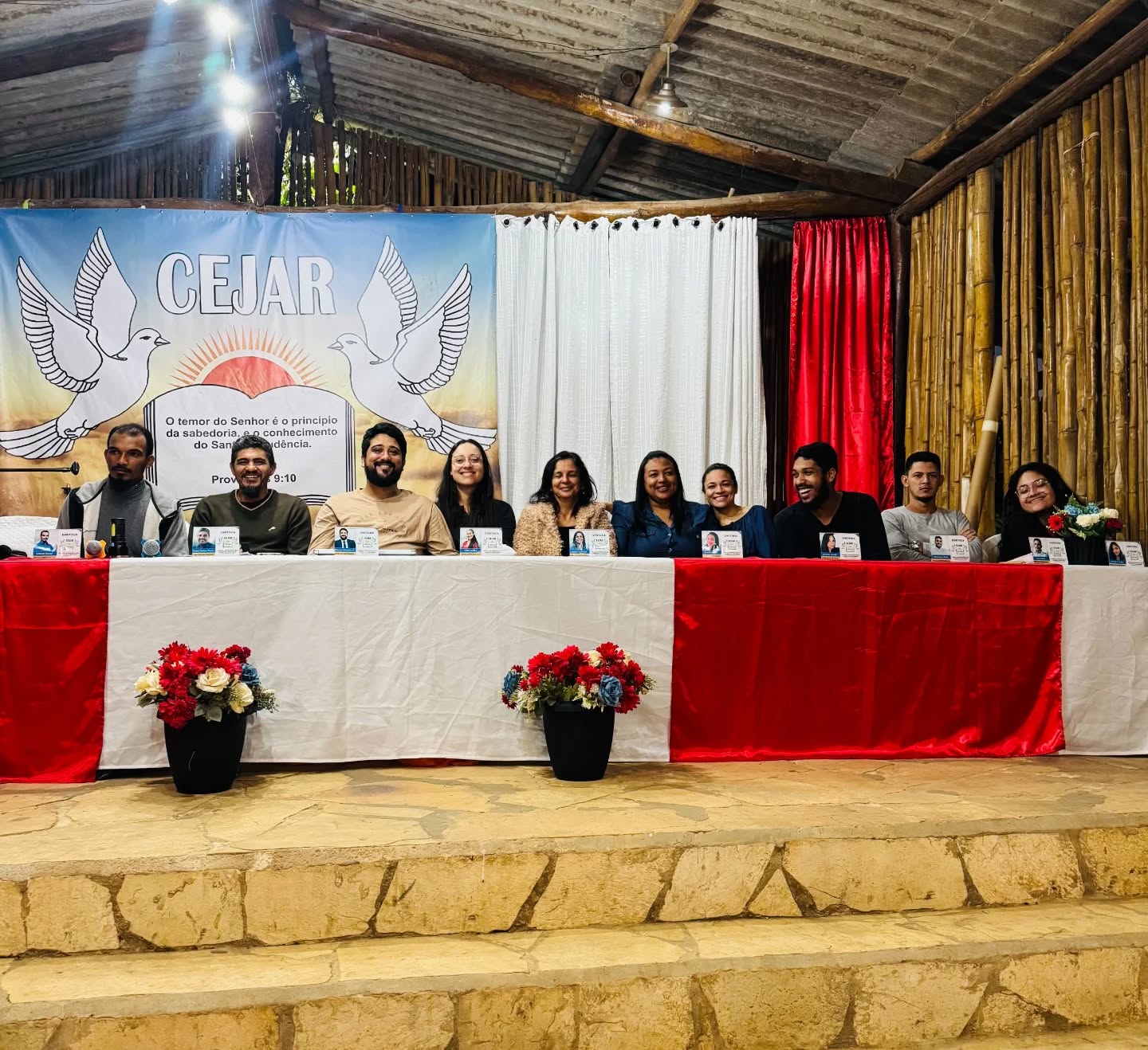 Hoje é tempo de se achegar ao Senhor, dominar as distrações de Satanás que nos impedem de servir ao nosso Deus. O tema deste ano abordou, como a geração de jovens atual, têm sido atacada com distrações de redes sociais, jogos, seriados, enfim, entretenimento que cada vez mais nos tira do nosso foco. A direção trabalhou dinâmicas e reflexões voltadas a esses assuntos, o que gerou muito impacto entre os jovens participantes, trazendo à memória deles, de que nós, povo de Deus, devemos nos manter no foco de adoração. Que tema impactante!!!
Que possamos aprender, que em meio a tantas batalhas, nós somos a GERAÇÃO ELEITA, povo santo, escolhidos para anunciar as grandezas de Deus, um povo ESCOLHIDO e SEPARADO.
Esteja conosco no nosso próximo CEJAR, e aprenda dessa vez, sobre as 3 MENSAGENS ANGÉLICAS!
.
.
.
#batalhas #geraçaoeleita #sacerdócio #mensageiros #jovensreformadores
