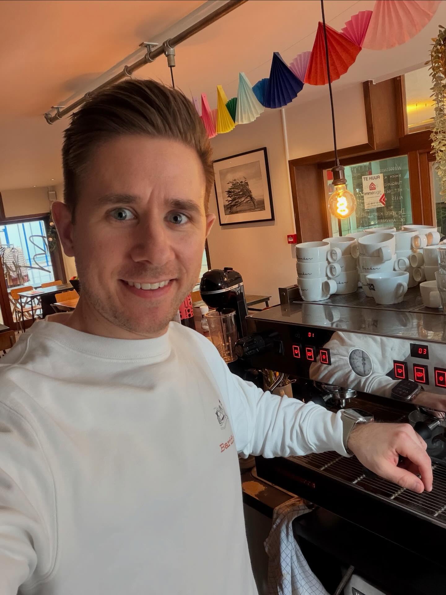 Terugkijkend op een intens weekend als barista bij @bunkergenk voel ik vooral dankbaarheid.
Bij de opstart van Barifina schreef ik acht koffiebars in de regio aan. Dimitri van Bunker gaf me de kans om mijn pitch te doen. Sindsdien hebben we samen al een mooi verhaal geschreven.
Intussen werden er heel wat workshops georganiseerd in Bunker — en dit is zeker nog maar het begin. 🙏
Mijn respect en dankbaarheid gaan uit naar Dimitri, voor de kansen die hij mensen geeft om te groeien. Om te doen wat ze graag doen. Om te bouwen aan iets wat hen gelukkig maakt.
Ben je op zoek naar een fijne plek voor een gezellige babbel of gewoon heerlijke specialty coffee?
Eén adres: Bunker Genk. ☕