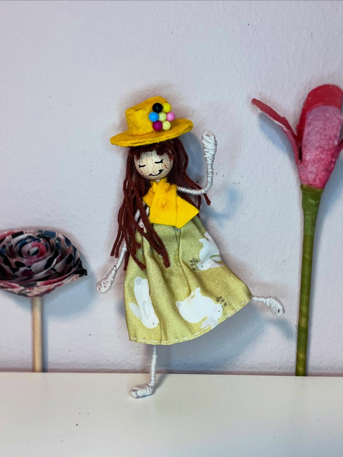 🇬🇧Little Easter Wire and Yarn Doll
She has a delicate wire body wrapped in soft yarn, a wooden bead for her head, a bunny-print dress, a yellow felt scarf, and a matching little hat.
Her eyes and smile are drawn on with a black Posca marker and she has a few rosy freckles.
This sweet and gentle creation is perfect for decorating your home at Easter or inspiring beautiful springtime stories.
👉 The full step-by-step tutorial and materials list are available on my website (link in bio).
—
🇫🇷Petite poupée de Pâques en fil de fer et laine
Un corps délicat en fil de fer entouré de laine,
une perle en bois pour la tête,
une robe aux imprimés lapins,
une écharpe jaune en feutrine et un petit chapeau assorti…
Ses yeux et son sourire sont dessinés au Posca noir et quelques taches de rousseur rosées viennent illuminer son visage.
Une création toute douce, parfaite pour décorer la maison à Pâques ou pour inventer de belles histoire 🐰
👉Toutes les étapes détaillées et la liste du matériel sont disponibles sur mon site (lien en bio).
—
poupée de fer | DIY Pâques enfant | activité créative printemps | bricolage facile | poupée en laine
activité manuelle nature DIY | Wire and yarn doll | Waldorf inspired craft | DIY Easter decoration | Spring DIY project
—
#wiredoll #inspiretheirearlyyears #recycledcrafts #upcycledcraft #kinderart