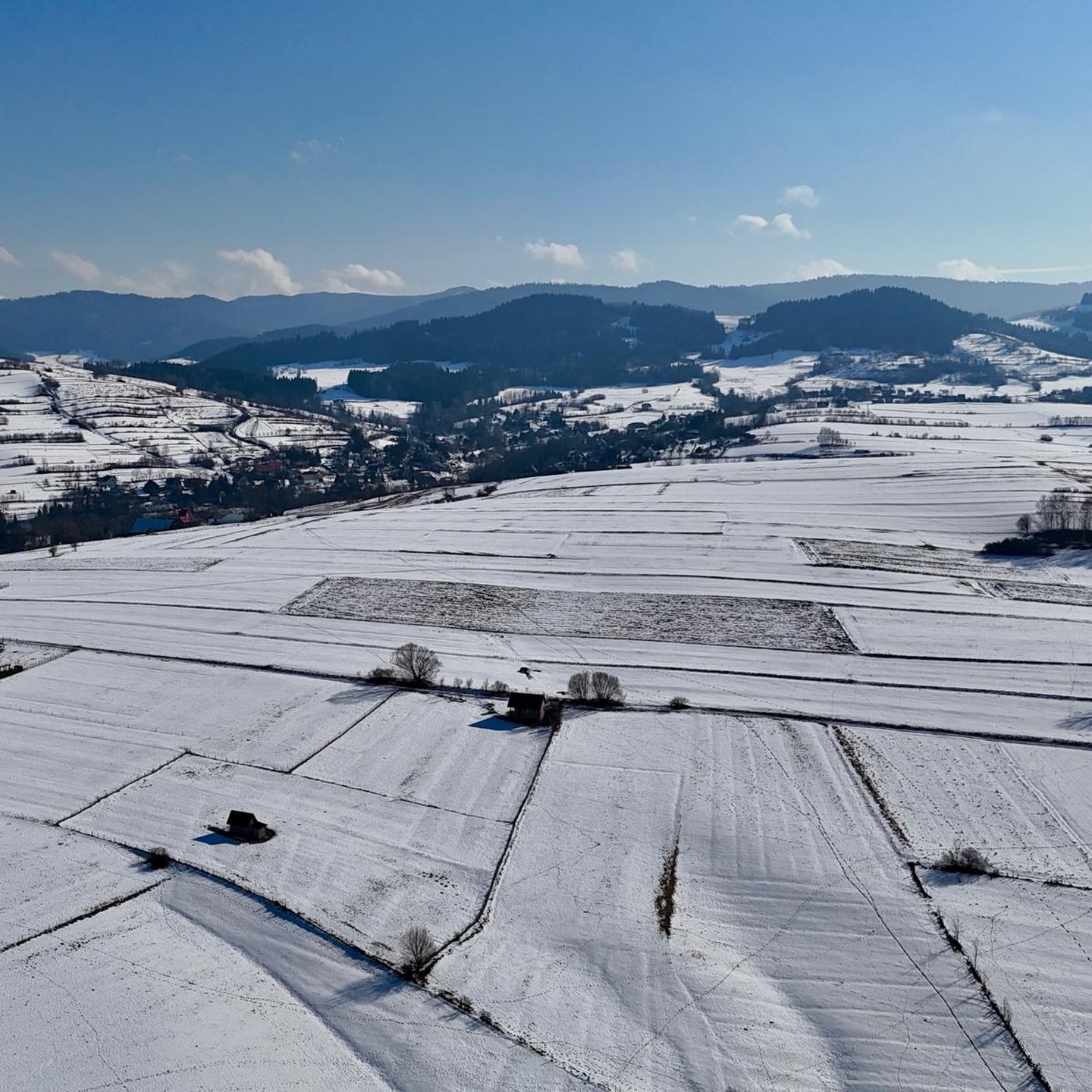 💰499 tys. zł
🌄 8 400 m² przestrzeni.
☀️ Doskonałe nasłonecznienie.
🏔️ Widok na góry.
📍 Doskonała lokalizacja.
Na sprzedaż wyjątkowa działka budowlana 8400 m² (0,84 ha) w Olszówce, gm. Mszana Dolna — w sercu Beskidów, między Krakowem a Zakopanem.
Działka budowlana objęta MPZP (1 MN) – zabudowa jednorodzinna.
Możliwość podziału nawet na 5 działek inwestycyjnych
✅ MPZP – zabudowa jednorodzinna
✅ Możliwość podziału nawet na ok. 5 działek
✅ Piękne widoki na góry i doskonałe nasłonecznienie
✅ Dojazd drogą gminną + prąd w pobliżu
✅ Spokojna, zielona okolica z ogromnym potencjałem
✔ Bezpośredni dostęp do drogi gminnej
✔ 25% zabudowy / 60% zieleni
✔ 2 kondygnacje, dach 30–45°
✔ Teren płaski
✔ Spokojna, widokowa okolica
Blisko:
🌲 Gorczański Park Narodowy
♨️ Termy Gorce
⛷️ Wyciąg i Bike Park Kasina
🥾 Szlaki i trasy widokowe
To idealne miejsce na:
🏡 prywatną posiadłość z ogromnym ogrodem
📈 bezpieczną inwestycję z potencjałem podziału
🌿 życie w ciszy, ale z szybkim dojazdem do Krakowa
Takie nieruchomości nie trafiają się często.
🤝 Zapraszam do kontaktu i prezentacji w terenie. Tego widoku naprawdę nie da się oddać w pełni na zdjęciach.
🔗 https://www.apexkoncept.pl/działki/duza-dzialka-budowlana-w-sercu-beskidow-olszowka-gmina-mszana-dolna
_________
📍Mszana Dolna, ul. Starowiejska 4C
☎️ tel. 798 370 312
📩 anna@apexkoncept.pl
📲 apexkoncept.pl
#DziałkaBudowlana #Olszówka #MszanaDolna #Beskidy #Inwestycja DomZWidokiem MPZP Gorce Nieruchomości ApexKoncept