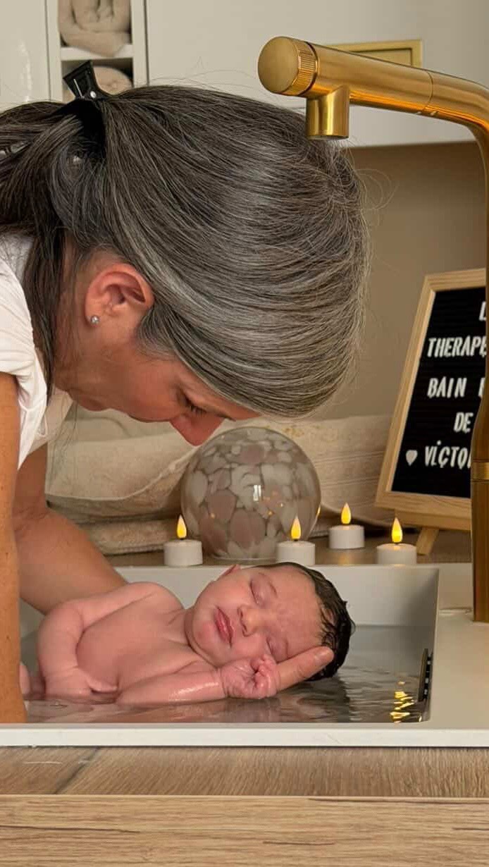 Le Thérapeutique Bain Bébé : un moment précieux pour chaque nouveau né de moins de 21 jours.
Le Thérapeutique Bain Bébé n’est pas un simple bain.
C’est une véritable rencontre émotionnelle, un espace de douceur où le bébé peut se détendre, relâcher ses tensions et retrouver des sensations proches de celles vécues in utero.
Pour les bébés qui vont bien, ce bain devient un moment de calme profond, de sécurité et de connexion. Il recrée un cocon enveloppant qui favorise le lâcher-prise, le sommeil et une sensation globale de bien-être.
Pour ceux qui ont traversé une grossesse ou une naissance plus difficile, ce bain offre une parenthèse réconfortante. Il permet d’apaiser les mémoires corporelles, de soutenir l’intégration émotionnelle et de renforcer le lien avec les parents, dans une infinie douceur.
C’est un véritable cadeau de tendresse, de lenteur et d’écoute…
Un instant suspendu qui ramène à l’essentiel : se sentir en sécurité, aimé et accompagné.
🛁 Rappel important : Le thérapeutique bain bébé doit être réalisé dans les 21 premiers jours de vie pour en garantir tous les bienfaits. Pensez à réserver au cour de votre dernier mois de grossesse et nous réajusterons le rendez vous ci besoin.
Au plaisir de vous accueillir ☺️
☎️ 06 16 02 14 65
💌 www.revedebiennaitre.com
📍 11 bis rue du Fief
92100 Boulogne
À très bientôt 🌿
#tbb #bainbébé #baindesonia #bainthérapeutique #