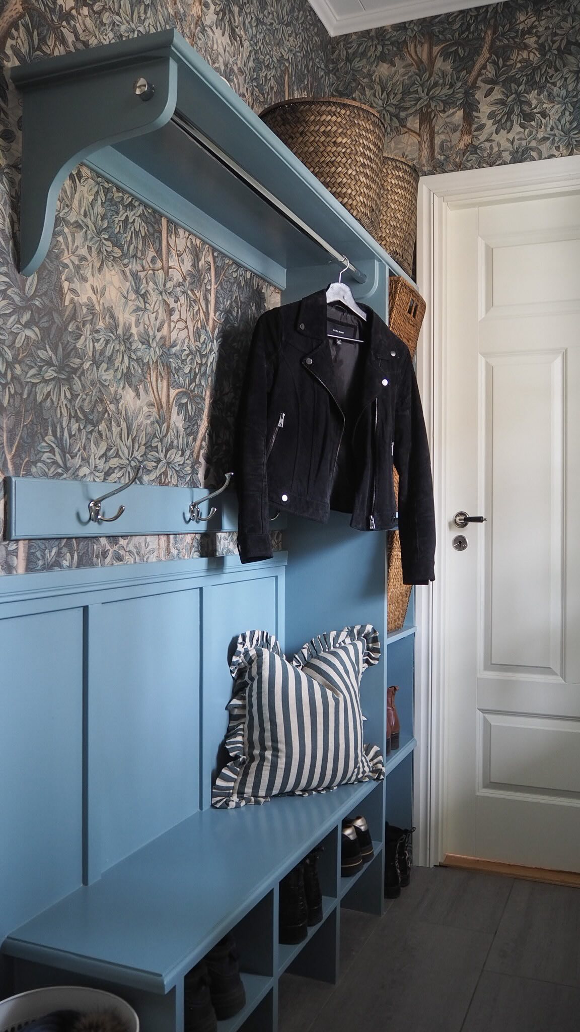 När min hall suktade efter färg och liv! 💙💚
Äntligen är jag färdig med renoveringen av vår hall. Från vit, grå och kall till omfamnande, varm och ombonad. Så nöjd med resultatet. Jag älskar ju blått och grönt och kommer ofta tillbaka till de kulörerna när jag inreder.
Tapetvalet föll på muraltapeten Charles från @sandbergwallpaper och panelen och den platsbyggda hatt- och skohyllan målades i @farrowandball ’s kulör #selvedge som är en blå nyans med lite grönt i - perfekt till tapeten om du frågar mig. Skomakarlampan är ett loppisfynd som har legat till sig i två år nu, äntligen på plats 💡
Så glad att jag tog tag i detta, en helt annan känsla att komma hem nu 💙 Också väldigt glad att jag vågade tapetsera för typ första gången i mitt liv! Tack till min snälla pappa för stöd och hjälp 💚
Lämna gärna en kommentar om vad du tycker om resultatet så blir jag glad! 💙 Och vill du ha hjälp med att inreda din hall, som faktiskt är det första intrycket i ett hem, så tveka inte att höra av dig 🤗
#inspirationhall #inredahall #sandbergwallpaper #farrowandball