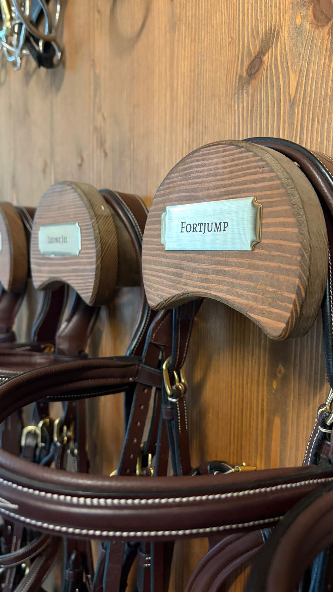 Still using tape for this? Let us help.
A small upgrade that makes a big difference.
✨ Personalized name plates
✨ Elegant and timeless
✨ Made for the horse that means everything to you
Give your horse’s name the place it deserves.
KLEA Heart 🖤