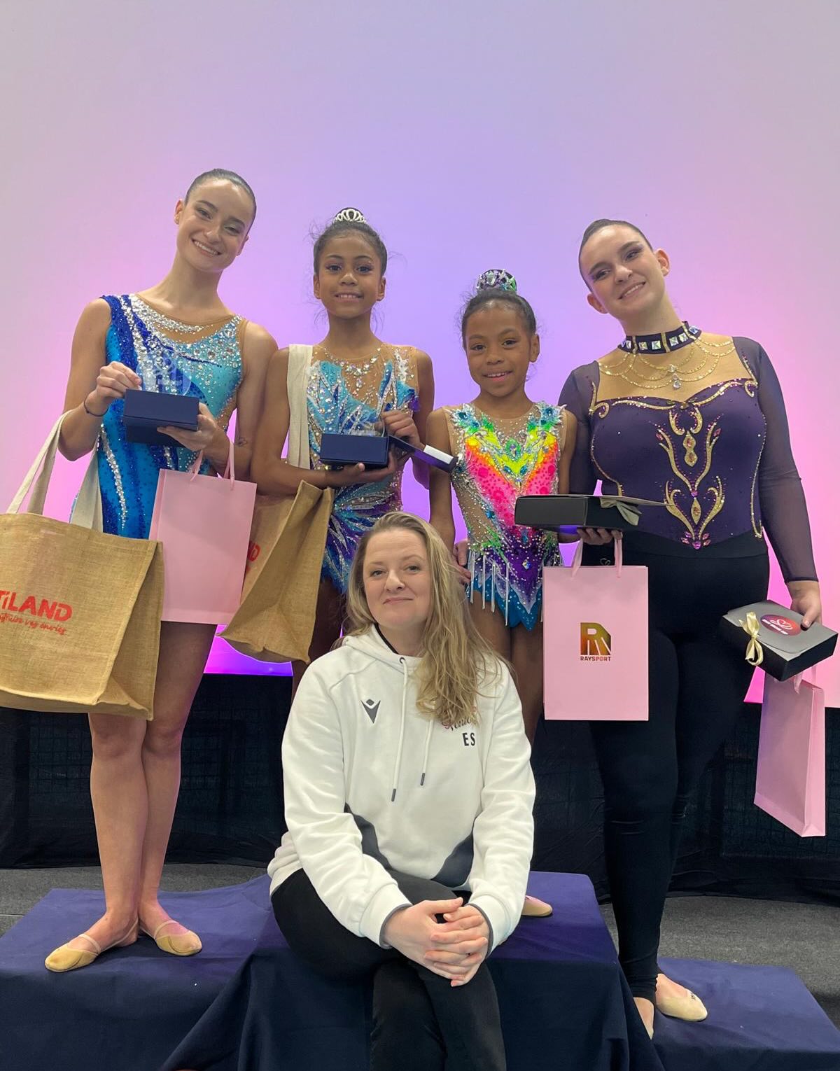 ✨ DREAM CUP ✨
Dimanche dernier, Marie Ilona, Méva et Mirana ont eu la chance de participer à la Dream Cup organisée par le club de Villenave d’Ornon 💫
Une journée magique où elles ont pu se faire chouchouter, se faire maquiller et même profiter d’un shooting photo avant d’entrer en compétition 📸💄
Un vrai moment de rêve pour nos gymnastes !
Côté résultats, félicitations à Marie qui décroche une magnifique 2ème place 🥈 et à Mirana qui monte sur la 3ème marche du podium 🥉 !
Bravo à toutes les quatres pour votre engagement et votre travail, nous sommes très fiers de vous !
Un grand merci au club de @asgv_gr pour l’organisation de cette belle journée !
Merci à Elena qui les a accompagné lors de cette compétition 😍